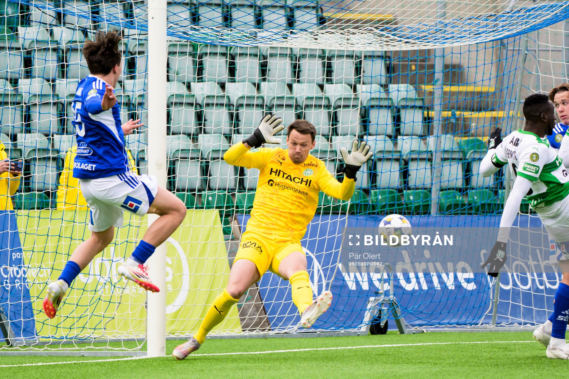GIF Sundsvalls Miguel Sandberg och Västerås målvakt Anton Fagerström under fotbollsmatchen i Superettan mellan GIF Sundsvall och Västerås den 10 maj 2025 i Sundsvall.