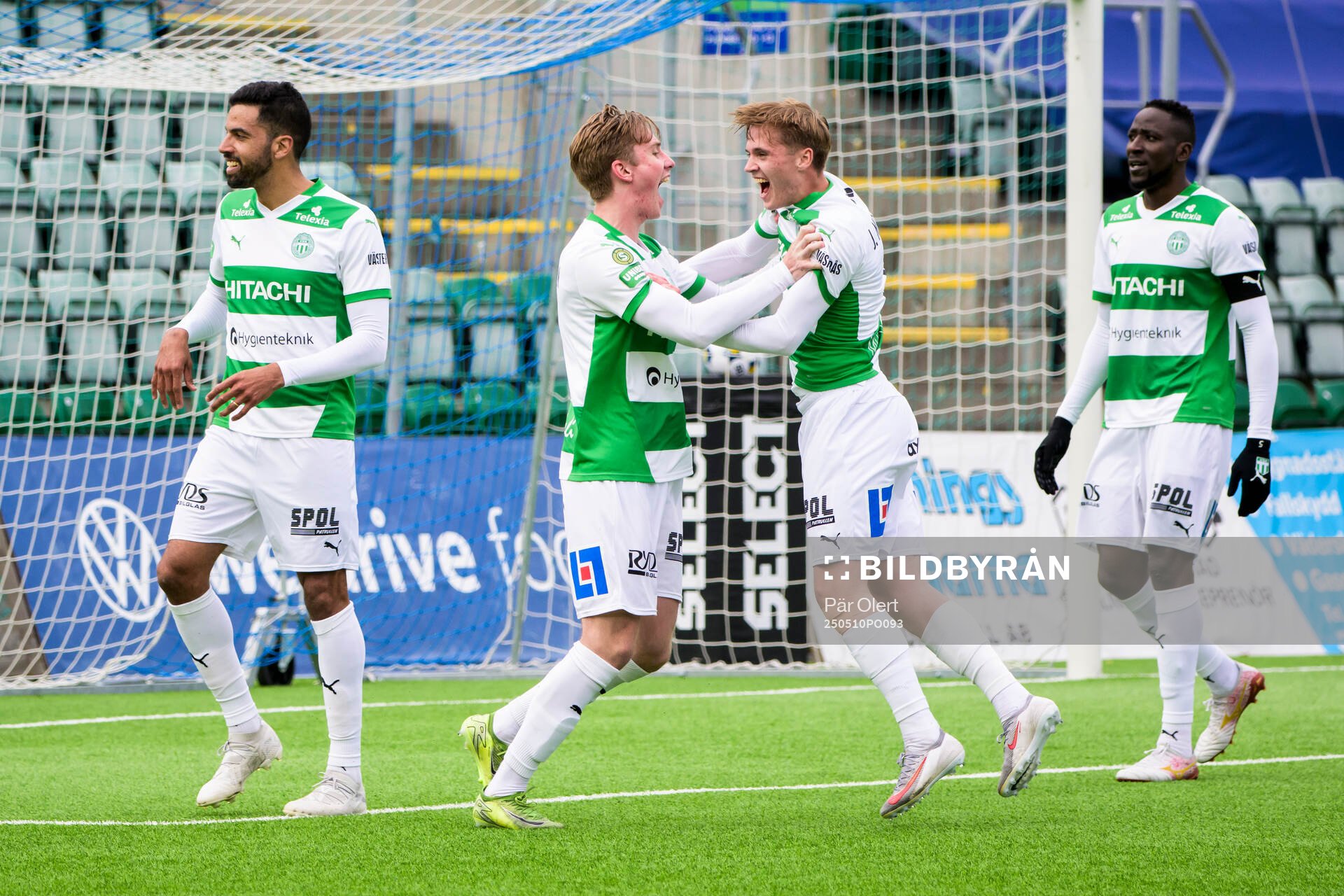Västerås Karl Gunnarsson jublar tillsammans med lagkamrater efter fotbollsmatchen i Superettan mellan GIF Sundsvall och Västerås den 10 maj 2025 i Sundsvall.