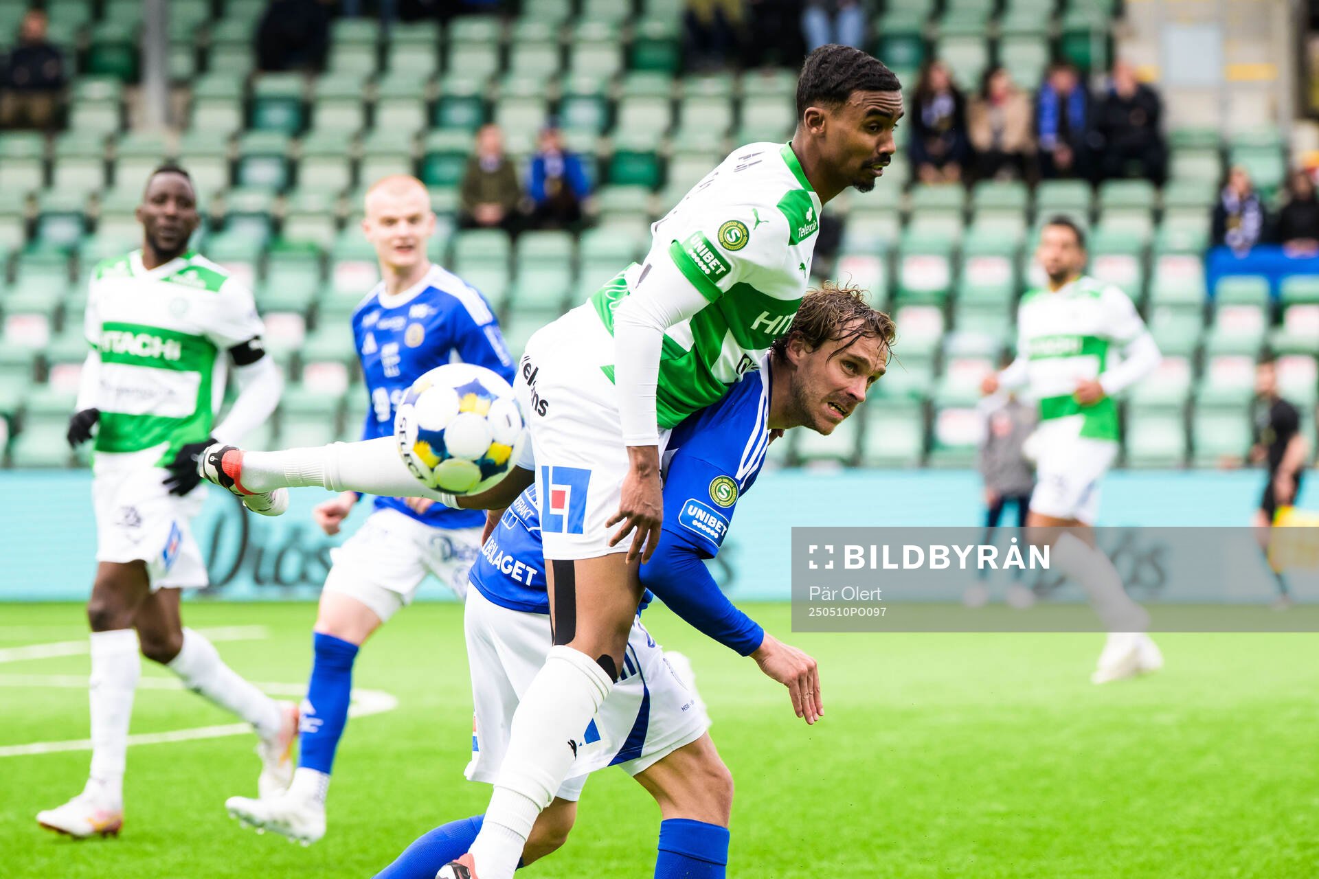 Västerås Liiban Abdirahman Abadid och GIF Sundsvalls Pontus Engblom under fotbollsmatchen i Superettan mellan GIF Sundsvall och Västerås den 10 maj 2025 i Sundsvall.
