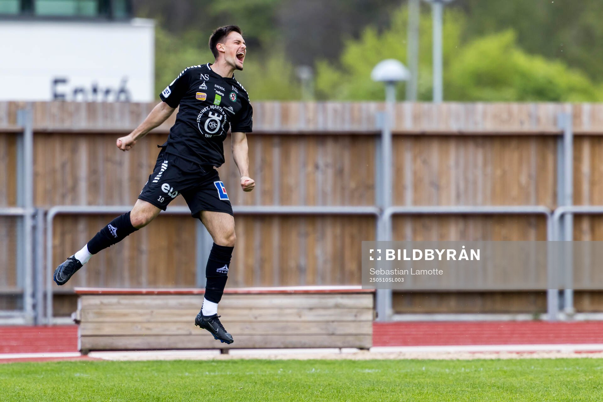 Örebros Sebastian Tipura jublar efter 0-1 under fotbollsmatchen i Superettan mellan Oddevold och Örebro den 10 maj 2025 i Uddevalla. 