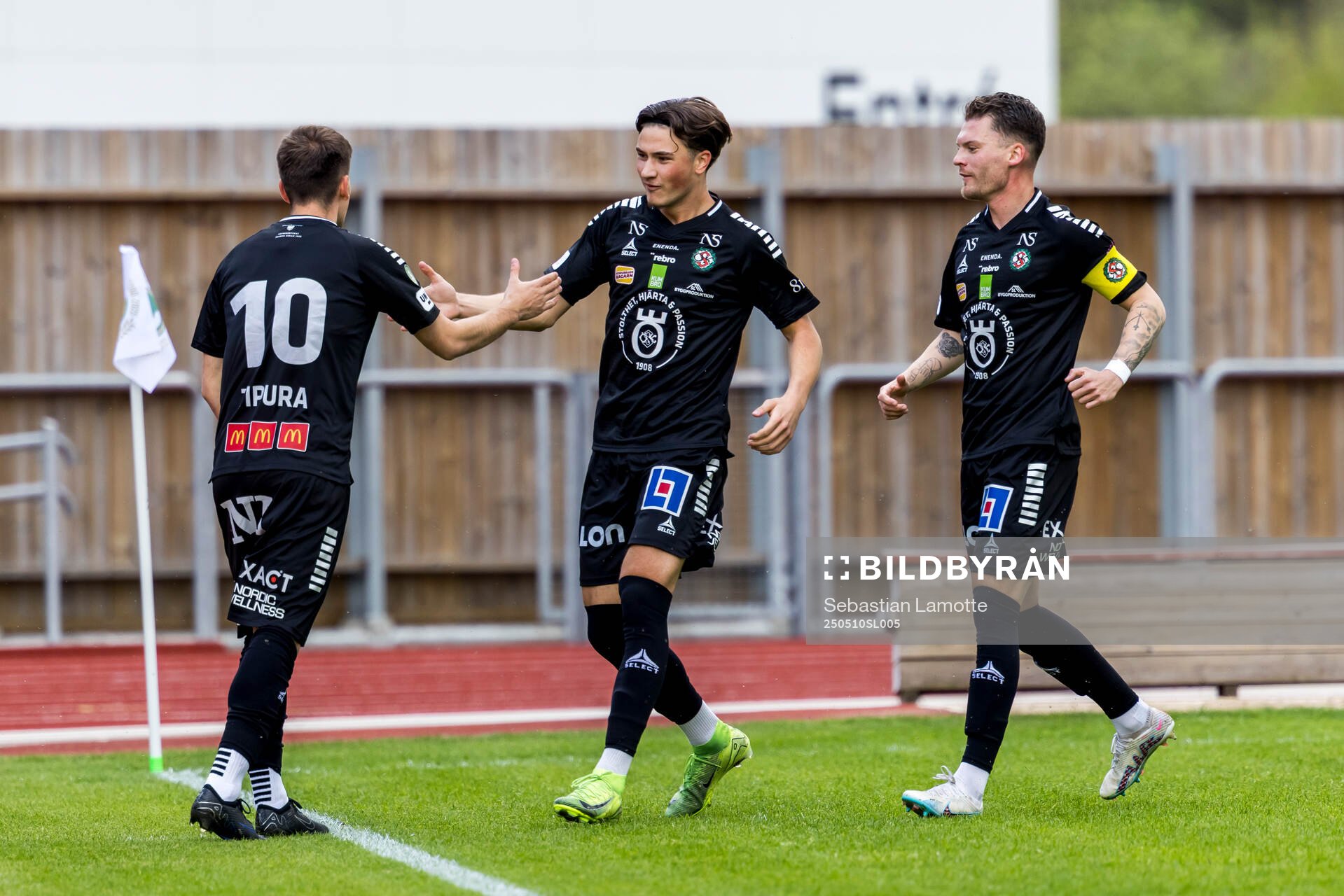 Örebros Sebastian Tipura jublar eter 0-1 under fotbollsmatchen i Superettan mellan Oddevold och Örebro den 10 maj 2025 i Uddevalla. 