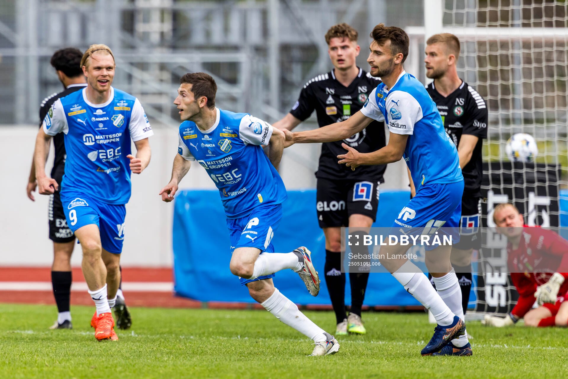 Oddevolds Liridon Kalludra jublar efter 1-1 under fotbollsmatchen i Superettan mellan Oddevold och Örebro den 10 maj 2025 i Uddevalla. 