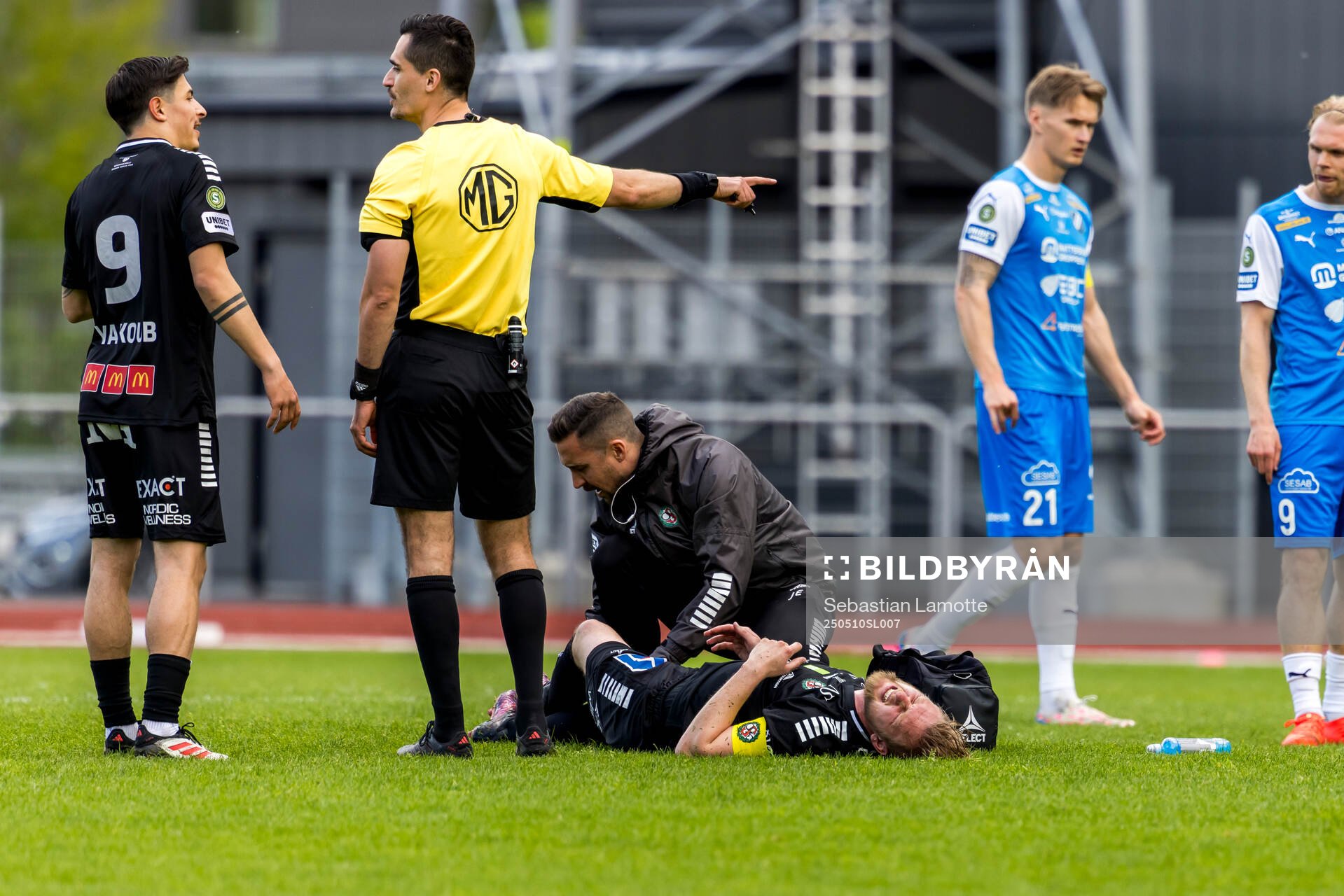 Örebros Karl Holmberg har ont