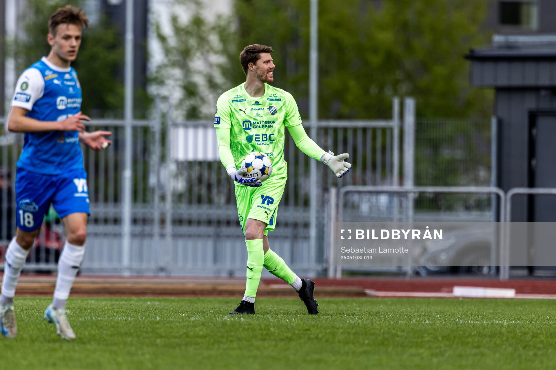 Oddevolds målvakt Morten Sætra under fotbollsmatchen i Superettan mellan Oddevold och Örebro den 10 maj 2025 i Uddevalla. 