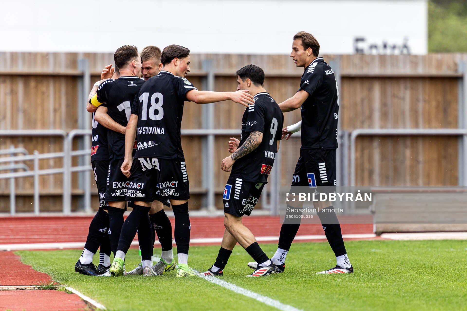 Örebros Sebastian Tipura har gjort 0-1 och jublar under fotbollsmatchen i Superettan mellan Oddevold och Örebro den 10 maj 2025 i Uddevalla.