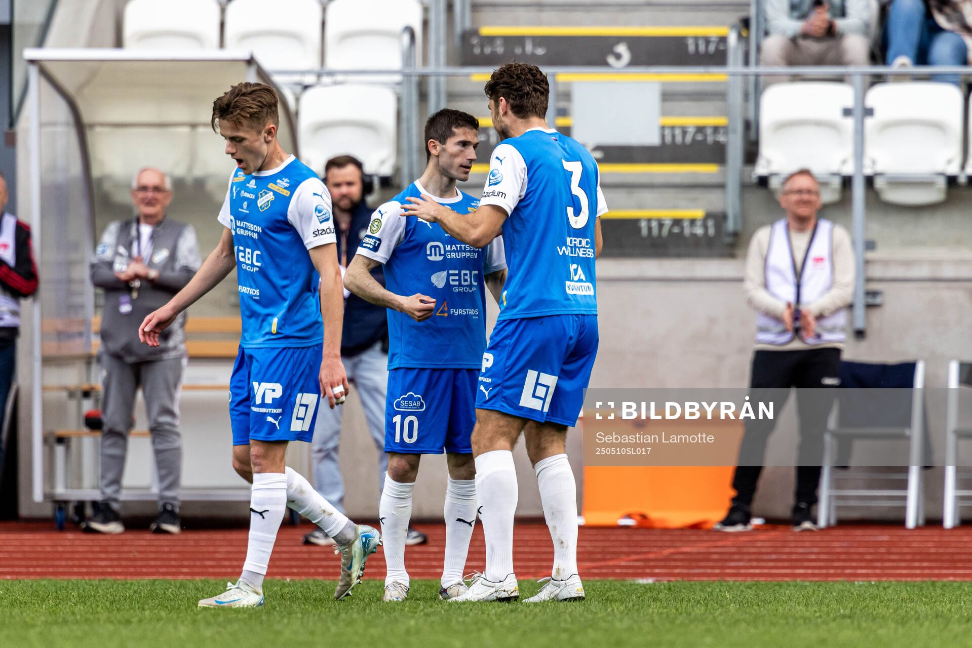 Oddevolds Liridon Kalludra har gjort 1-1 och jublar