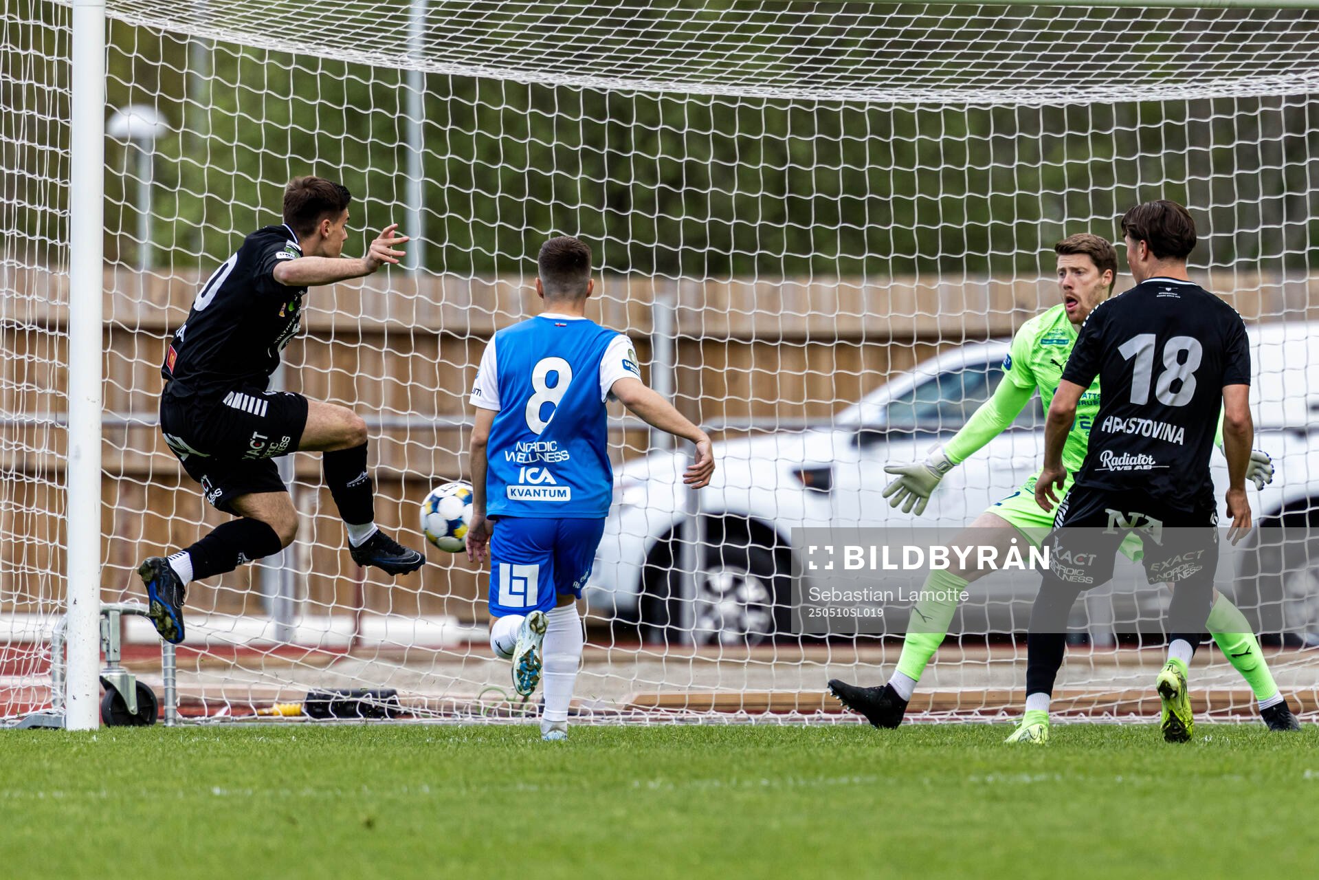 Örebros Sebastian Tipura gör 0-1 bakom Oddevolds målvakt Morten Sætra under fotbollsmatchen i Superettan mellan Oddevold och Örebro den 10 maj 2025 i Uddevalla.