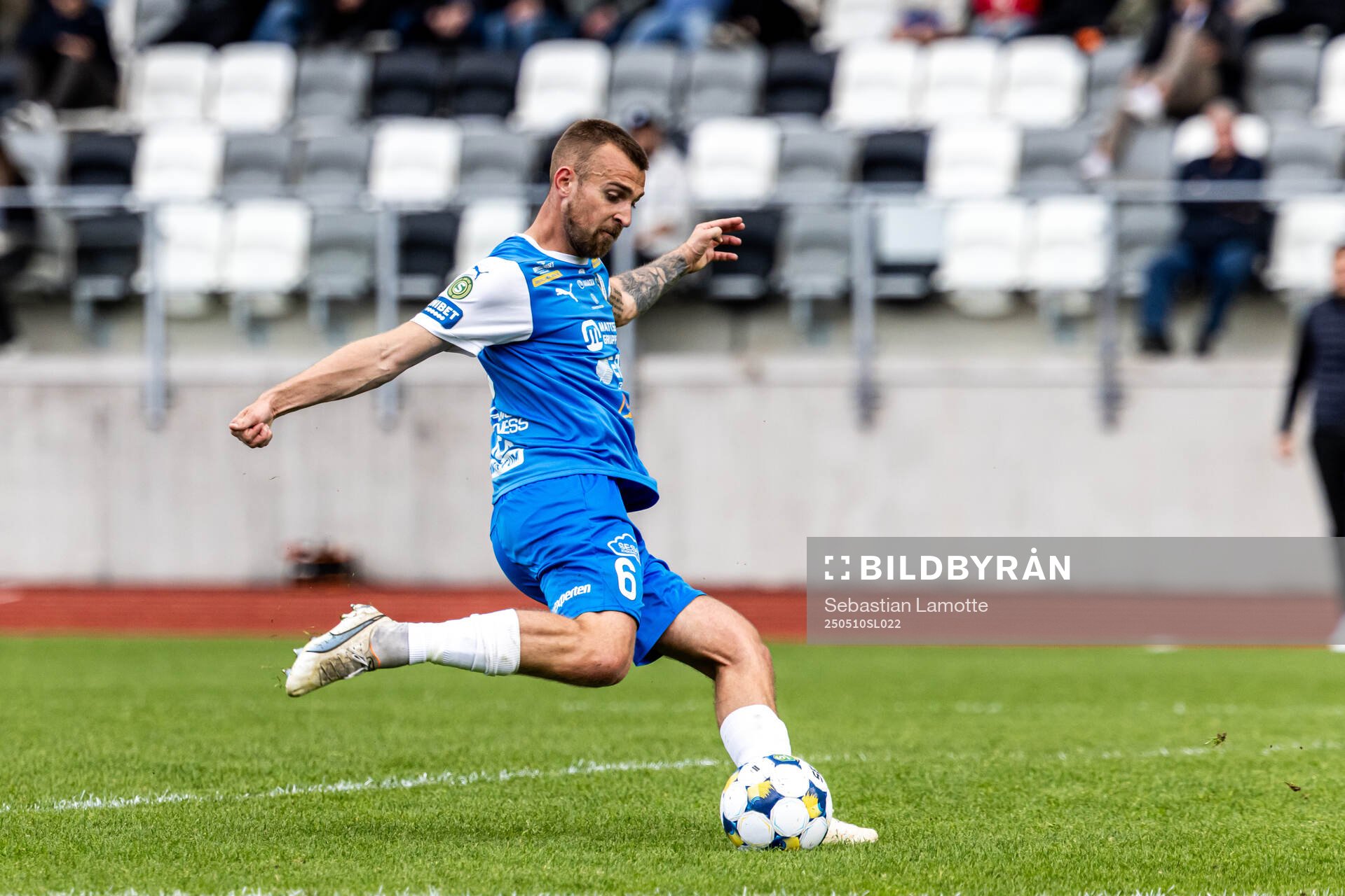 Oddevolds Jesper Merbom Adolfsson under fotbollsmatchen i Superettan mellan Oddevold och Örebro den 10 maj 2025 i Uddevalla. 