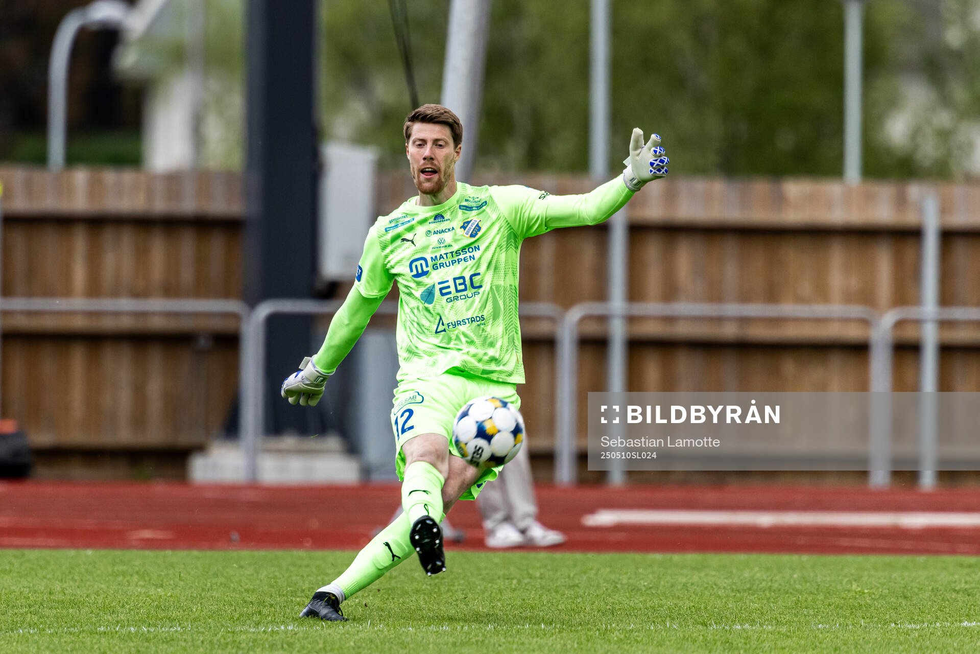 Oddevolds målvakt Morten Sætra under fotbollsmatchen i Superettan mellan Oddevold och Örebro den 10 maj 2025 i Uddevalla. 