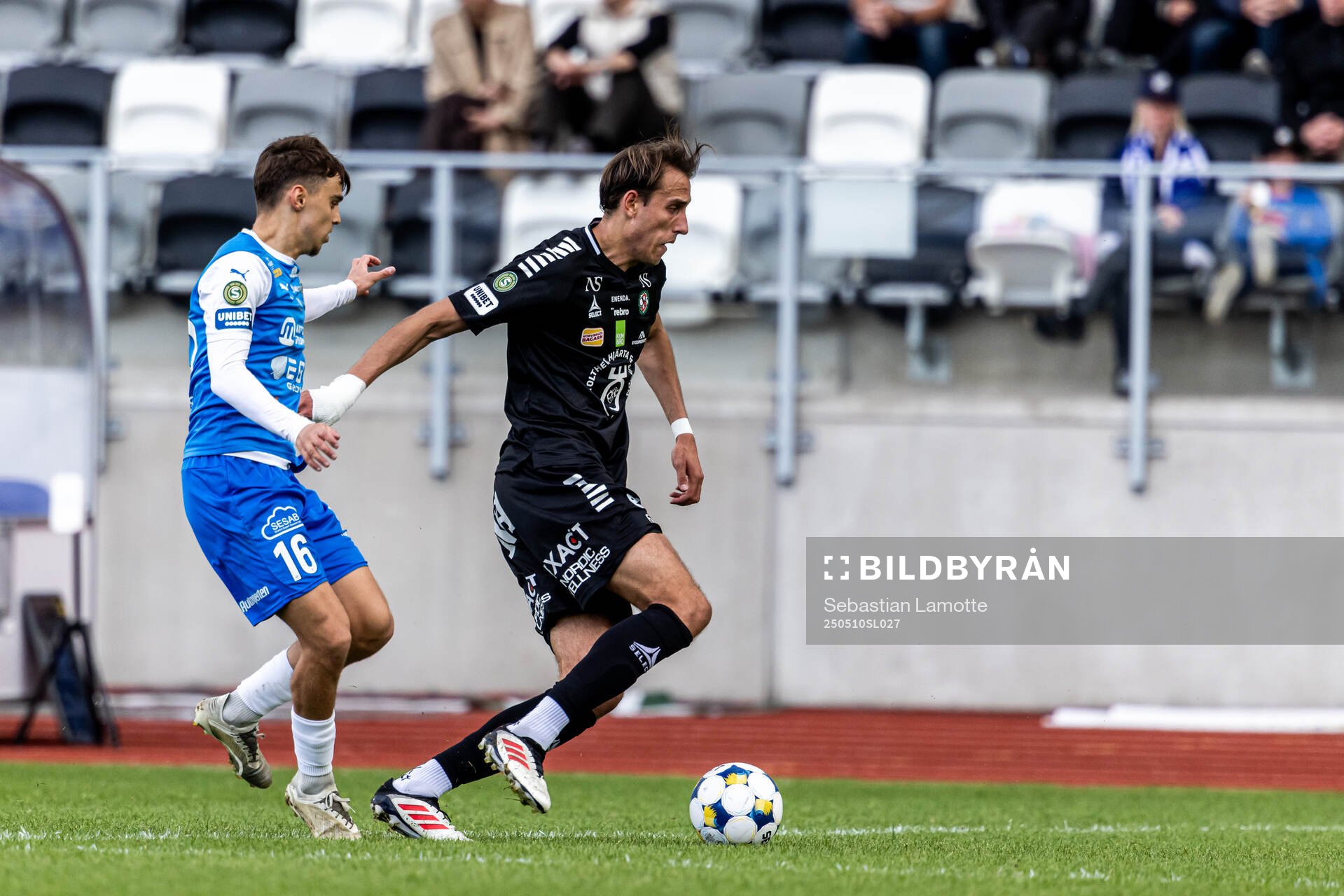Oddevolds Emir Derviskadic och Örebros Melvin Bajrovic under fotbollsmatchen i Superettan mellan Oddevold och Örebro den 10 maj 2025 i Uddevalla.