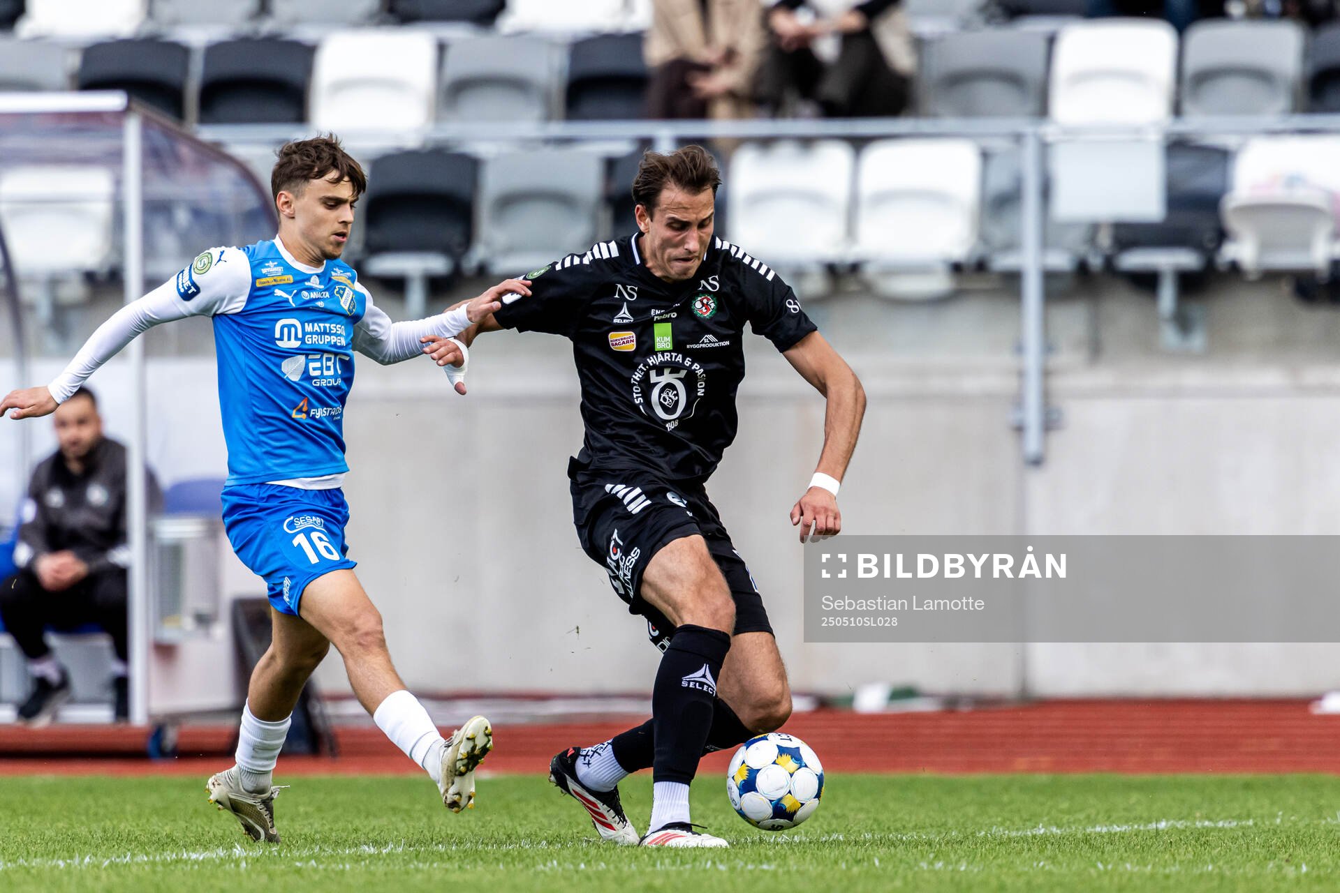 Oddevolds Emir Derviskadic och Örebros Melvin Bajrovic under fotbollsmatchen i Superettan mellan Oddevold och Örebro den 10 maj 2025 i Uddevalla.