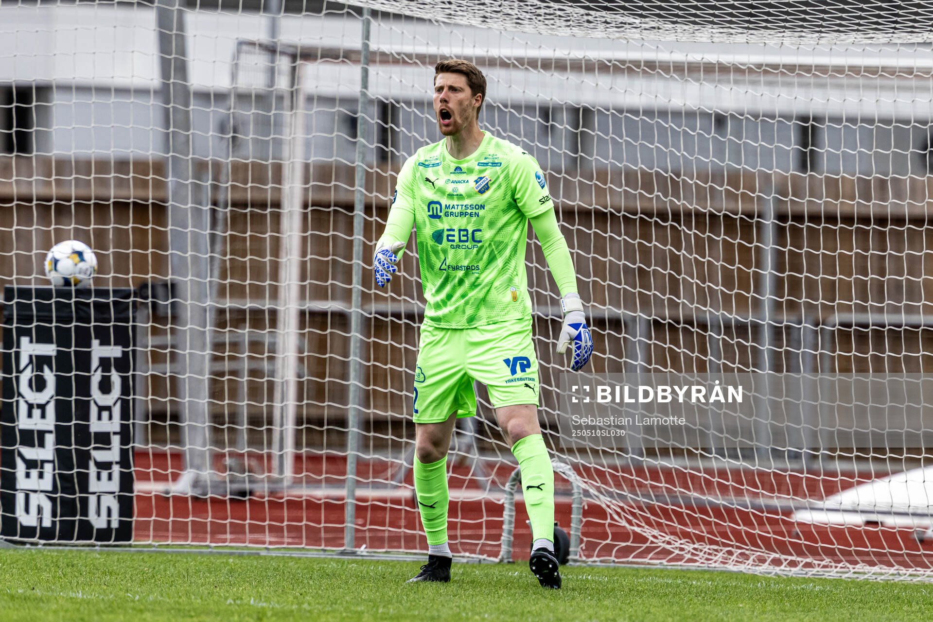 Oddevolds målvakt Morten Sætra under fotbollsmatchen i Superettan mellan Oddevold och Örebro den 10 maj 2025 i Uddevalla. 