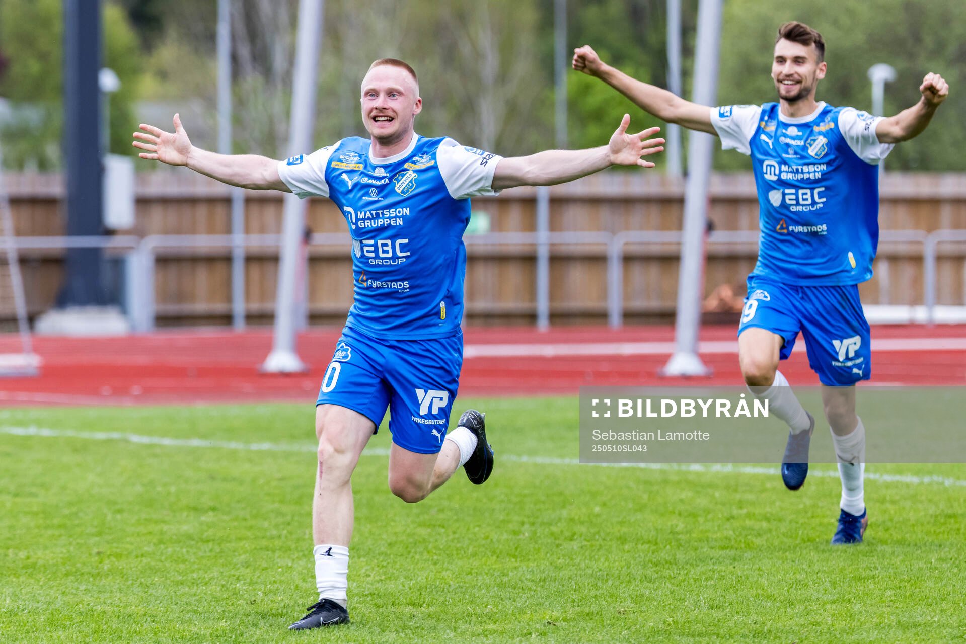Oddevolds Adam Engelbrektsson jublar efter 2-1 under fotbollsmatchen i Superettan mellan Oddevold och Örebro den 10 maj 2025 i Uddevalla.