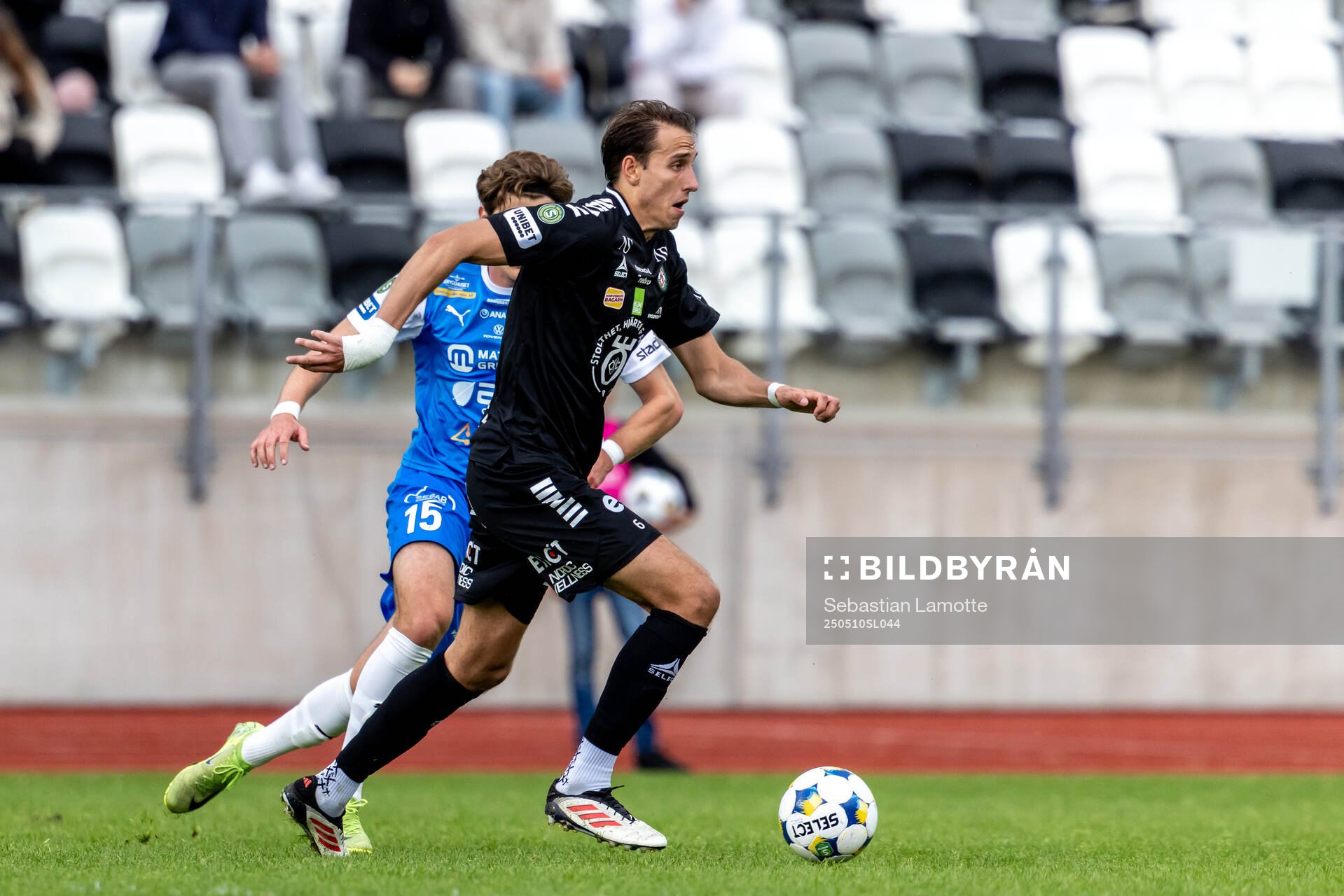 Örebros Melvin Bajrovic under fotbollsmatchen i Superettan mellan Oddevold och Örebro den 10 maj 2025 i Uddevalla. 