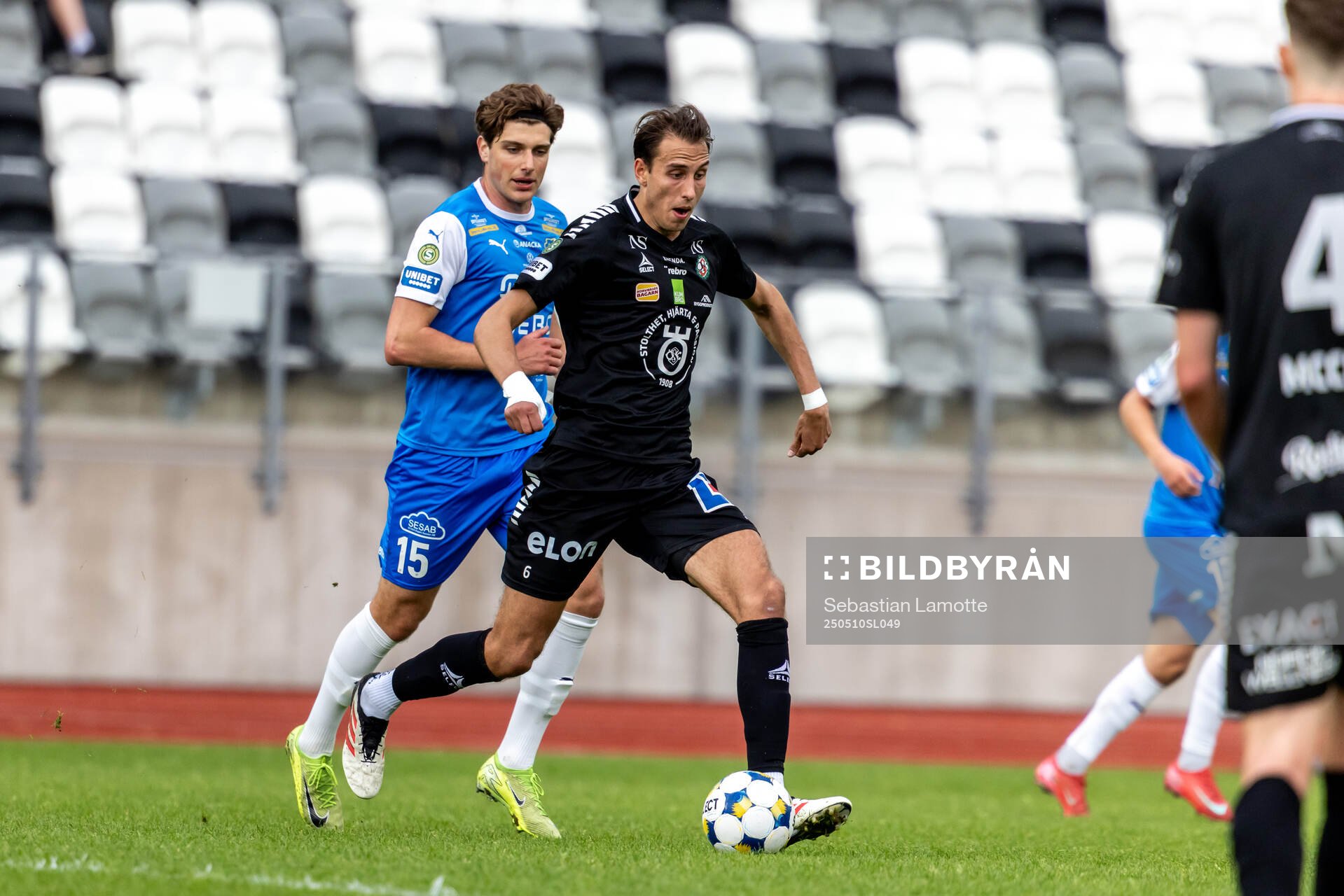 Örebros Melvin Bajrovic och Oddevolds Adrian Rogulj under fotbollsmatchen i Superettan mellan Oddevold och Örebro den 10 maj 2025 i Uddevalla.
