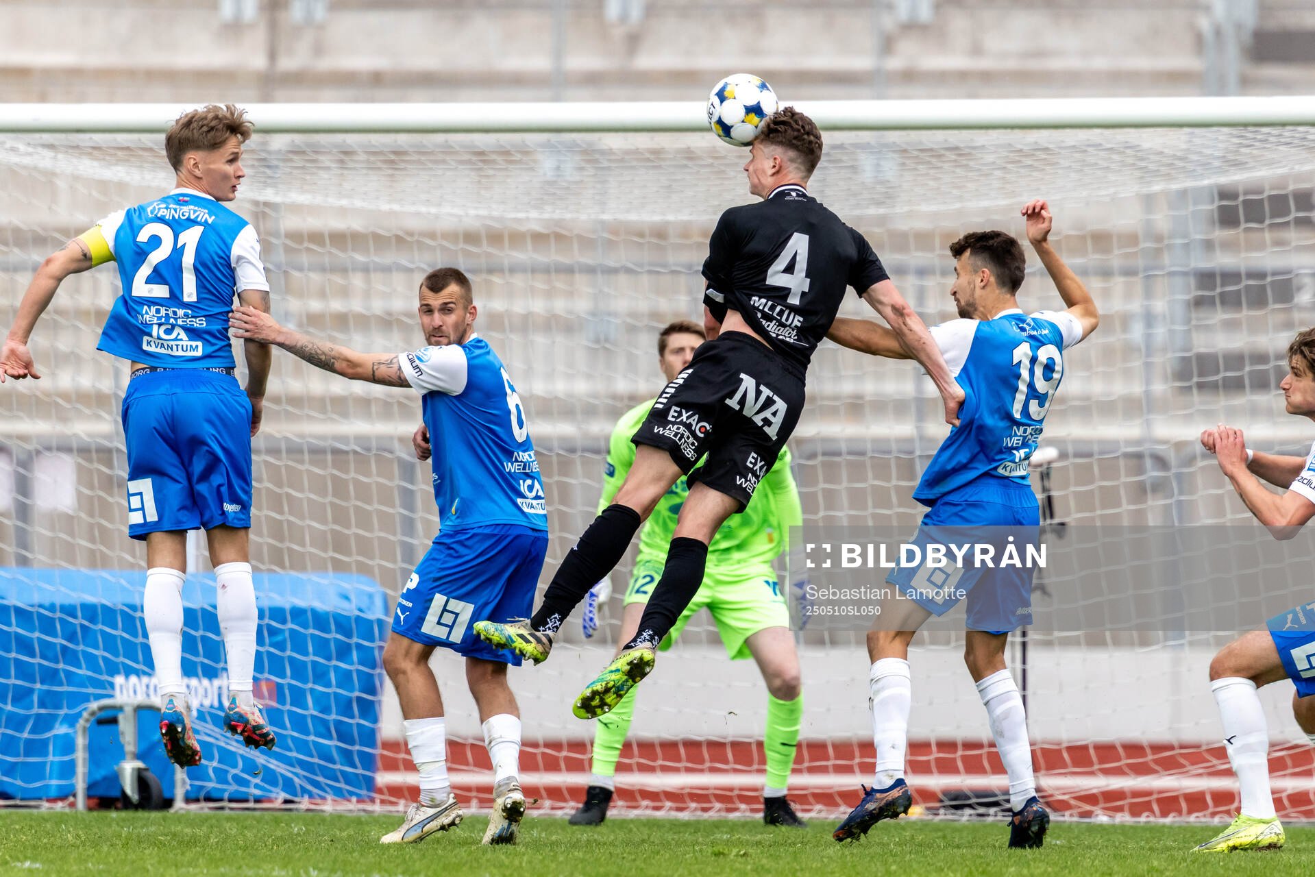 Örebros Erik McCue nickar en hörna