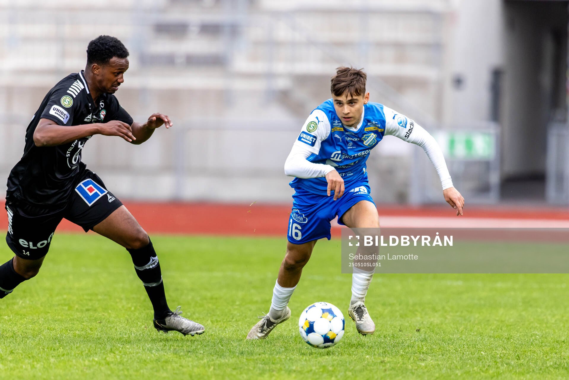 Oddevolds Emir Derviskadic och Örebros Hamse Shagaxle under fotbollsmatchen i Superettan mellan Oddevold och Örebro den 10 maj 2025 i Uddevalla.