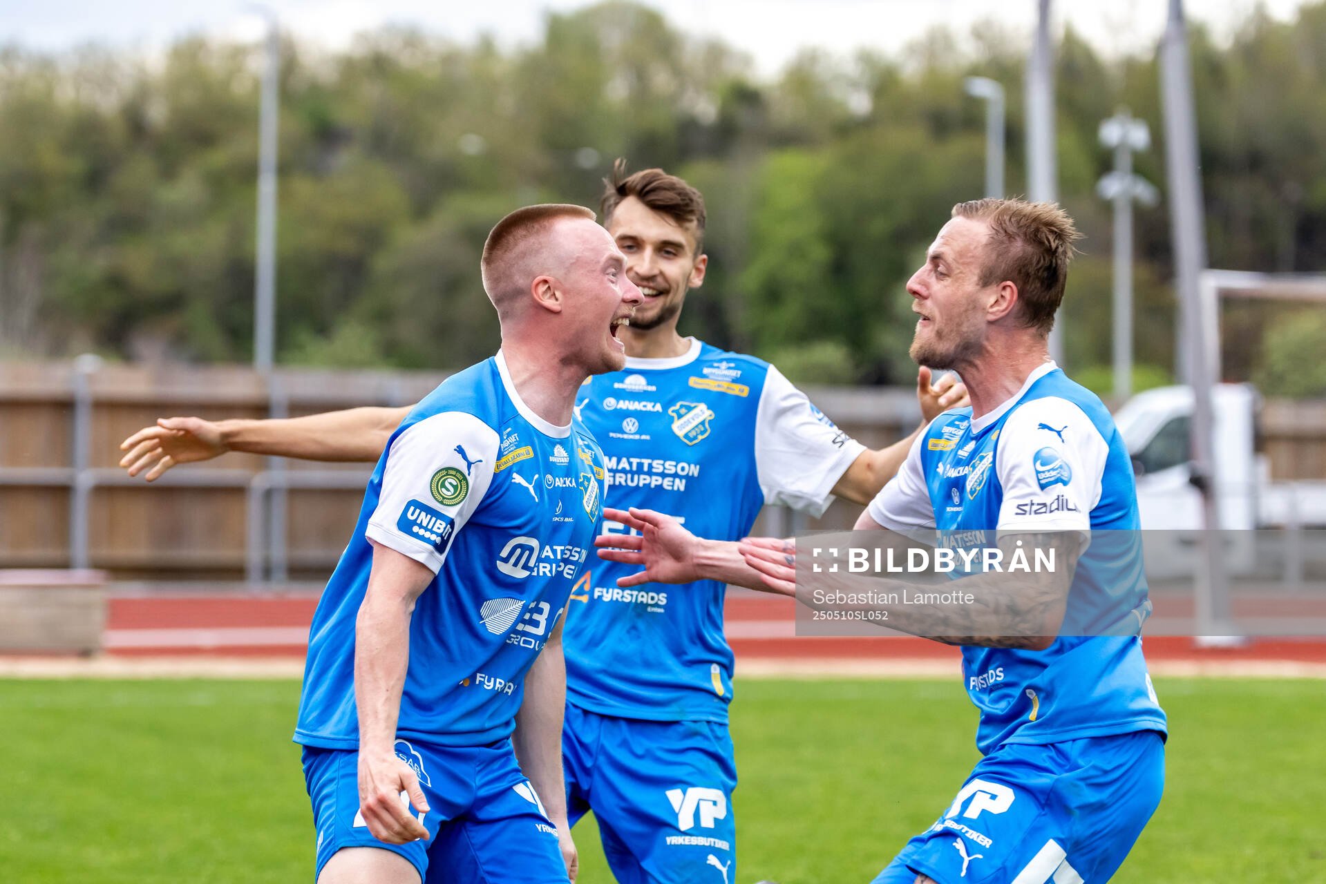 Oddevolds Adam Engelbrektsson har gjort 2-1 och jublar under fotbollsmatchen i Superettan mellan Oddevold och Örebro den 10 maj 2025 i Uddevalla.