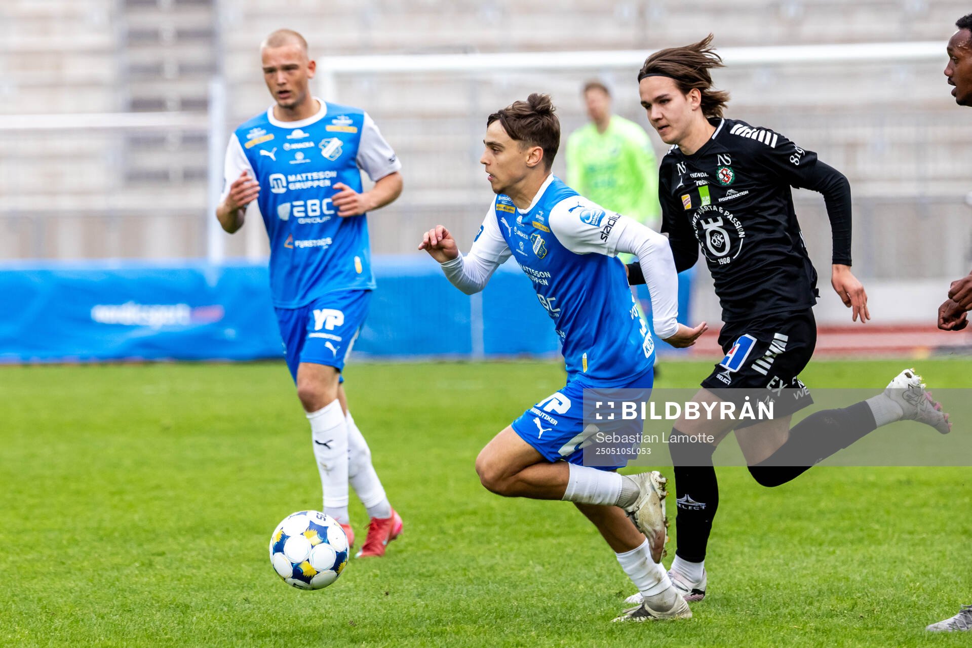 Oddevolds Emir Derviskadic under fotbollsmatchen i Superettan mellan Oddevold och Örebro den 10 maj 2025 i Uddevalla. 