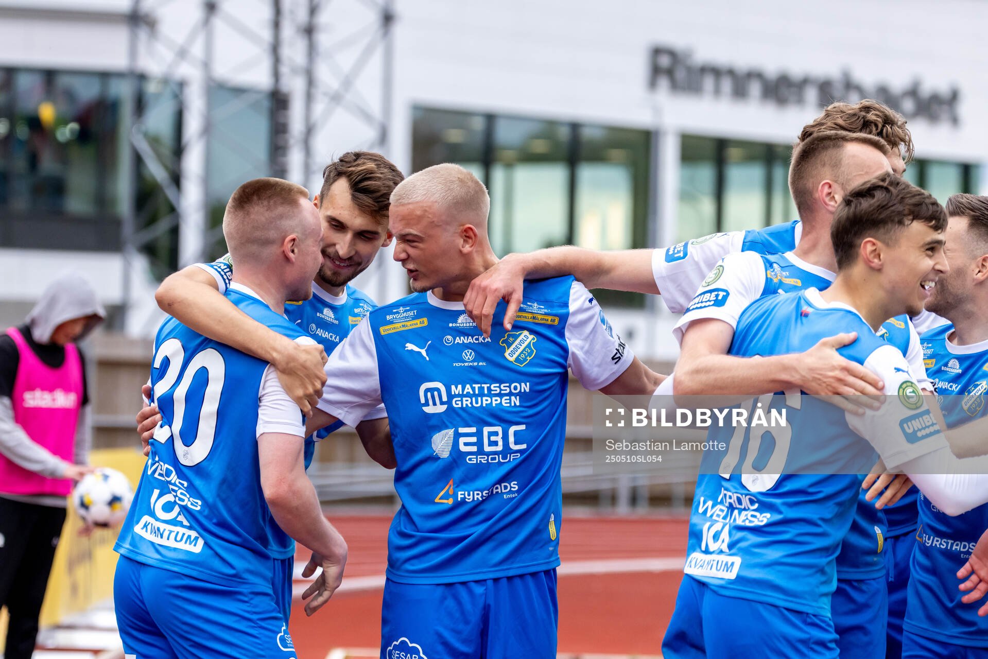 Oddevolds Adam Engelbrektsson har gjort 2-1 och jublar under fotbollsmatchen i Superettan mellan Oddevold och Örebro den 10 maj 2025 i Uddevalla.