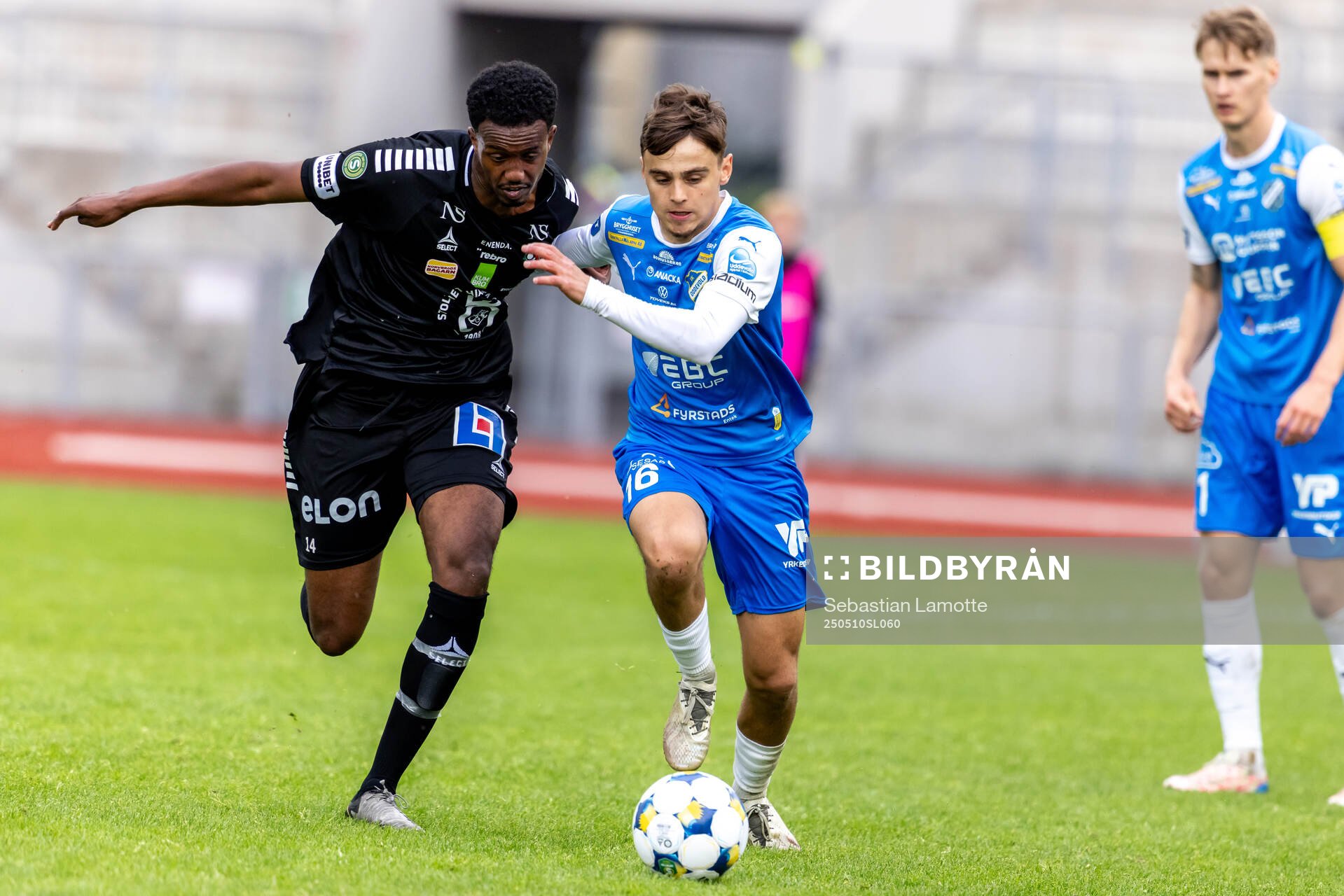 Oddevolds Emir Derviskadic och Örebros Hamse Shagaxle under fotbollsmatchen i Superettan mellan Oddevold och Örebro den 10 maj 2025 i Uddevalla.