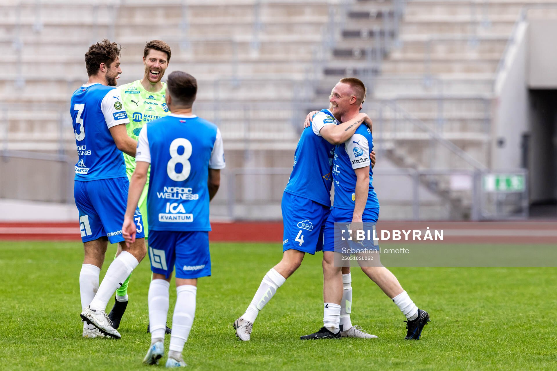 Oddevolds spelare jublar efter fotbollsmatchen i Superettan mellan Oddevold och Örebro den 10 maj 2025 i Uddevalla. 