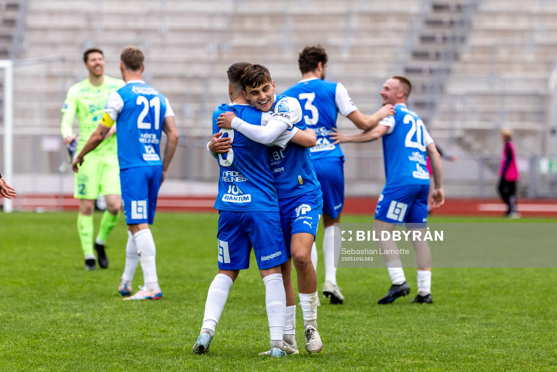 Oddevolds spelare jublar efter fotbollsmatchen i Superettan mellan Oddevold och Örebro den 10 maj 2025 i Uddevalla. 