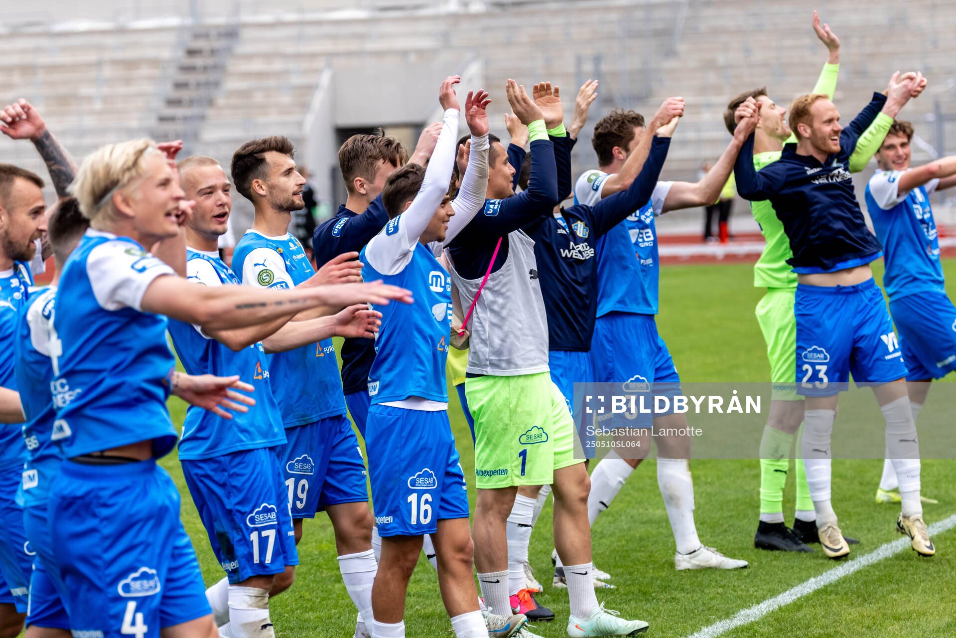 Oddevolds spelare jublar efter fotbollsmatchen i Superettan mellan Oddevold och Örebro den 10 maj 2025 i Uddevalla. 