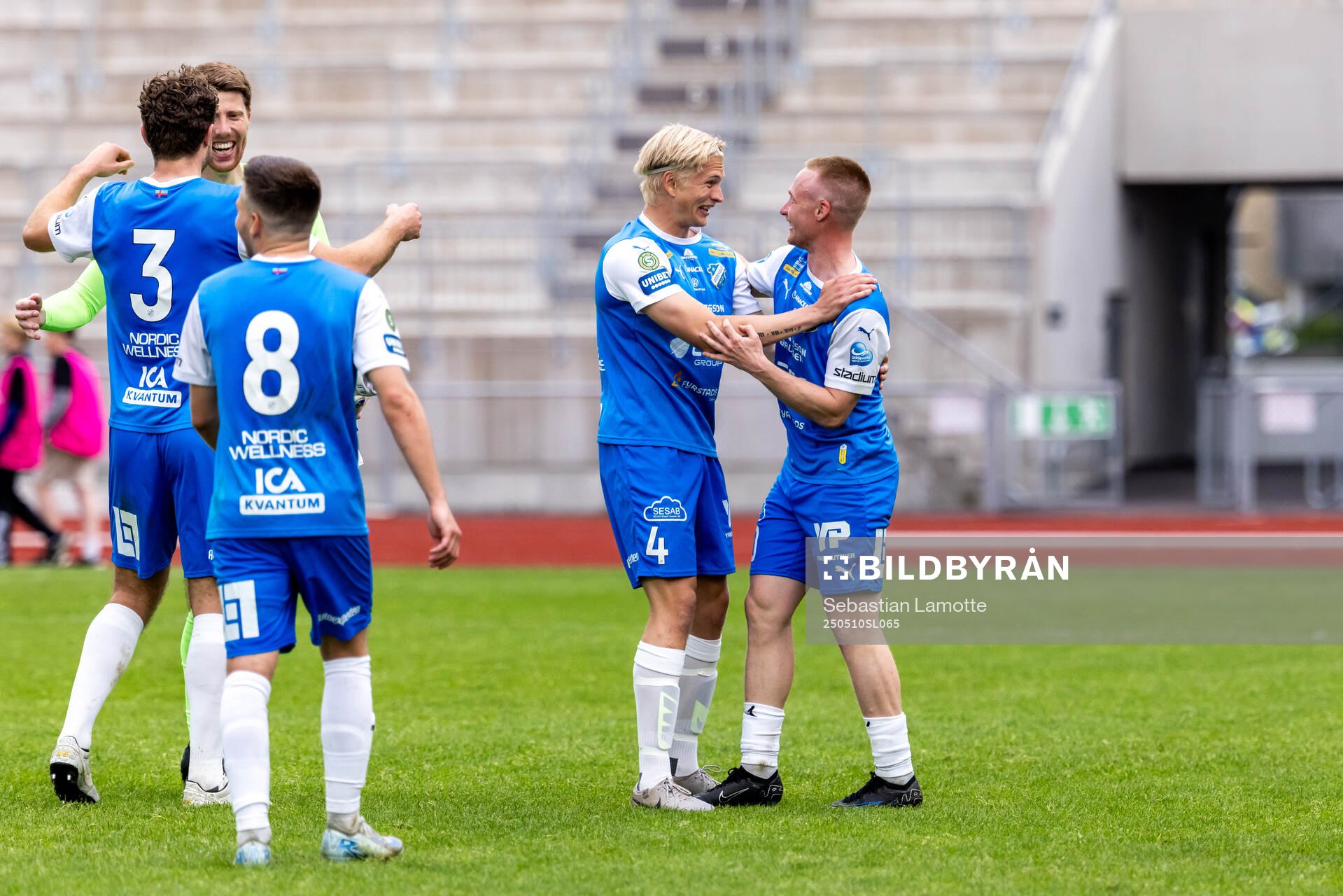Oddevolds spelare jublar efter fotbollsmatchen i Superettan mellan Oddevold och Örebro den 10 maj 2025 i Uddevalla. 