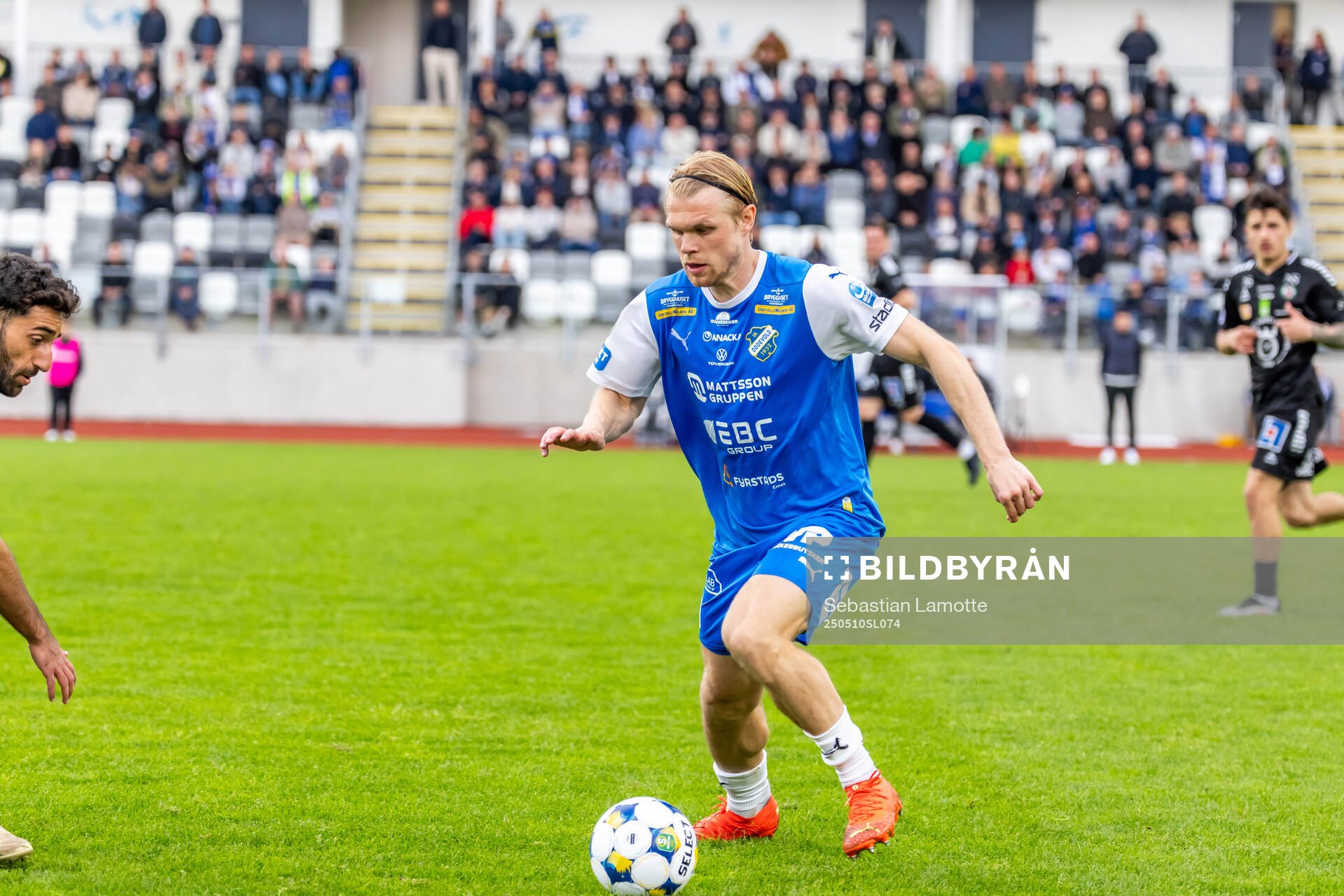Oddevolds Linus Tornblad under fotbollsmatchen i Superettan mellan Oddevold och Örebro den 10 maj 2025 i Uddevalla. 