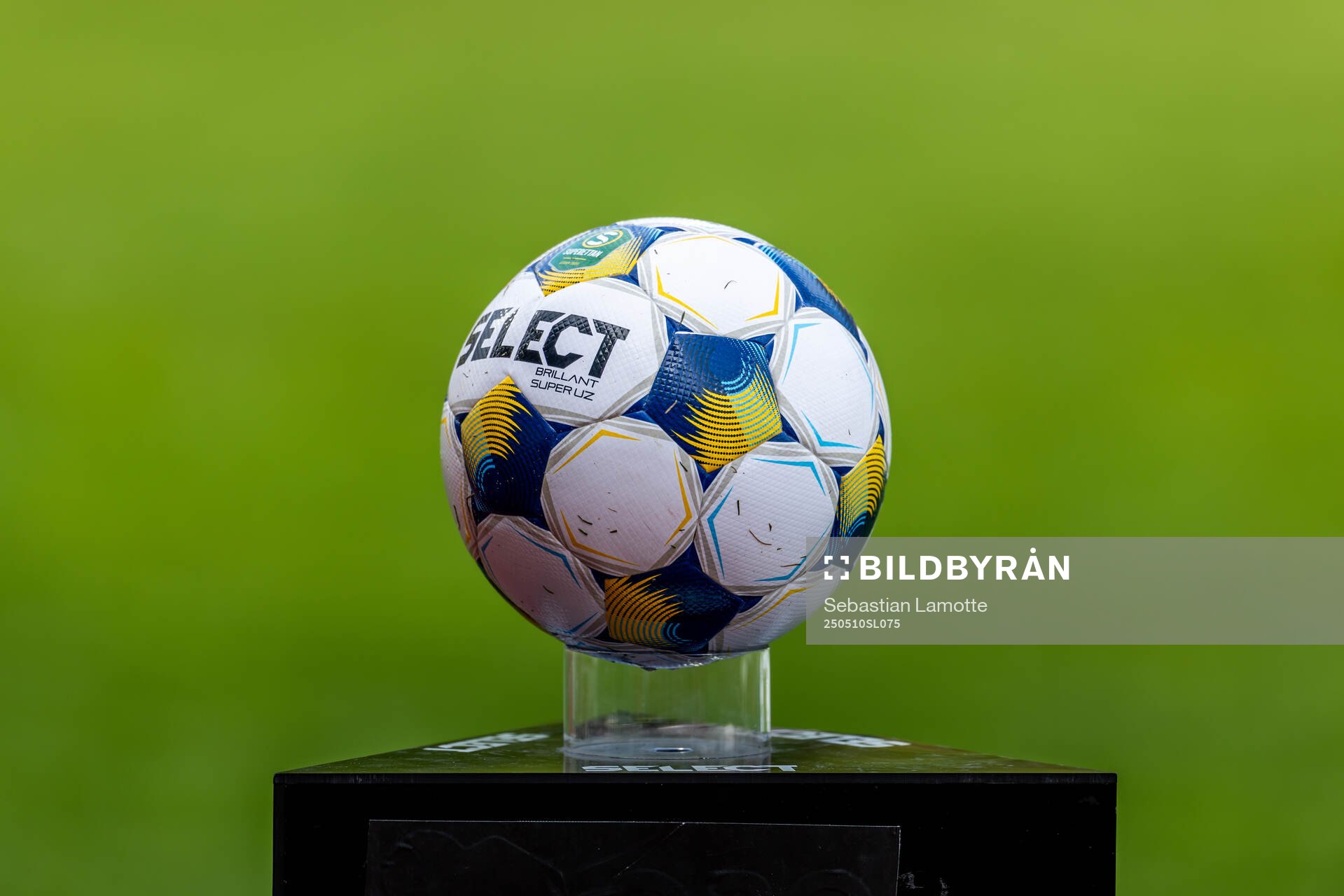 Matchbollen uppställd innan fotbollsmatchen i Superettan mellan Oddevold och Örebro den 10 maj 2025 i Uddevalla. 