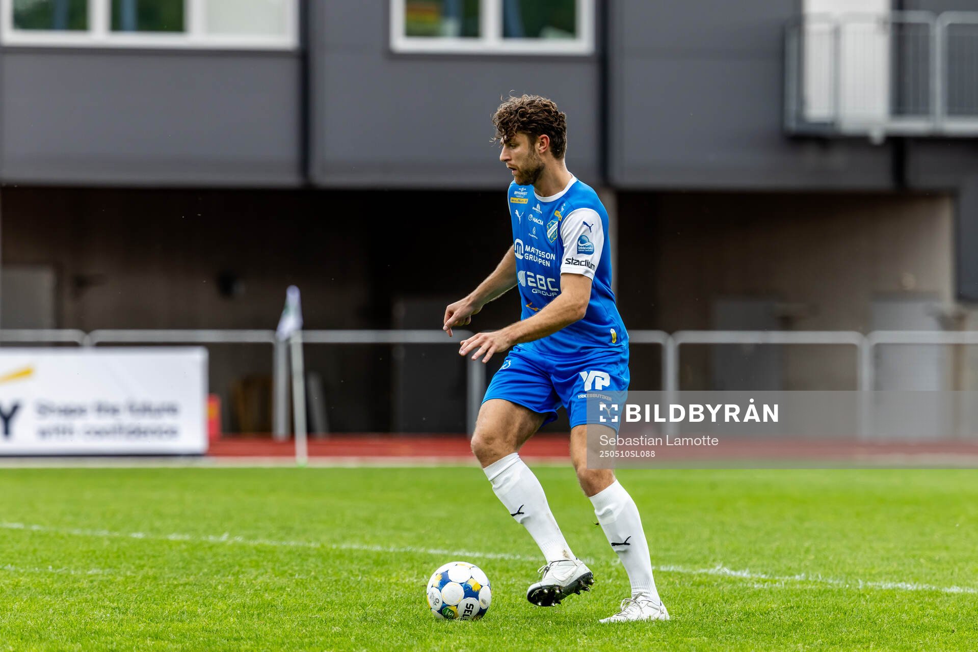 Oddevolds Erik Hedenquist under fotbollsmatchen i Superettan mellan Oddevold och Örebro den 10 maj 2025 i Uddevalla. 