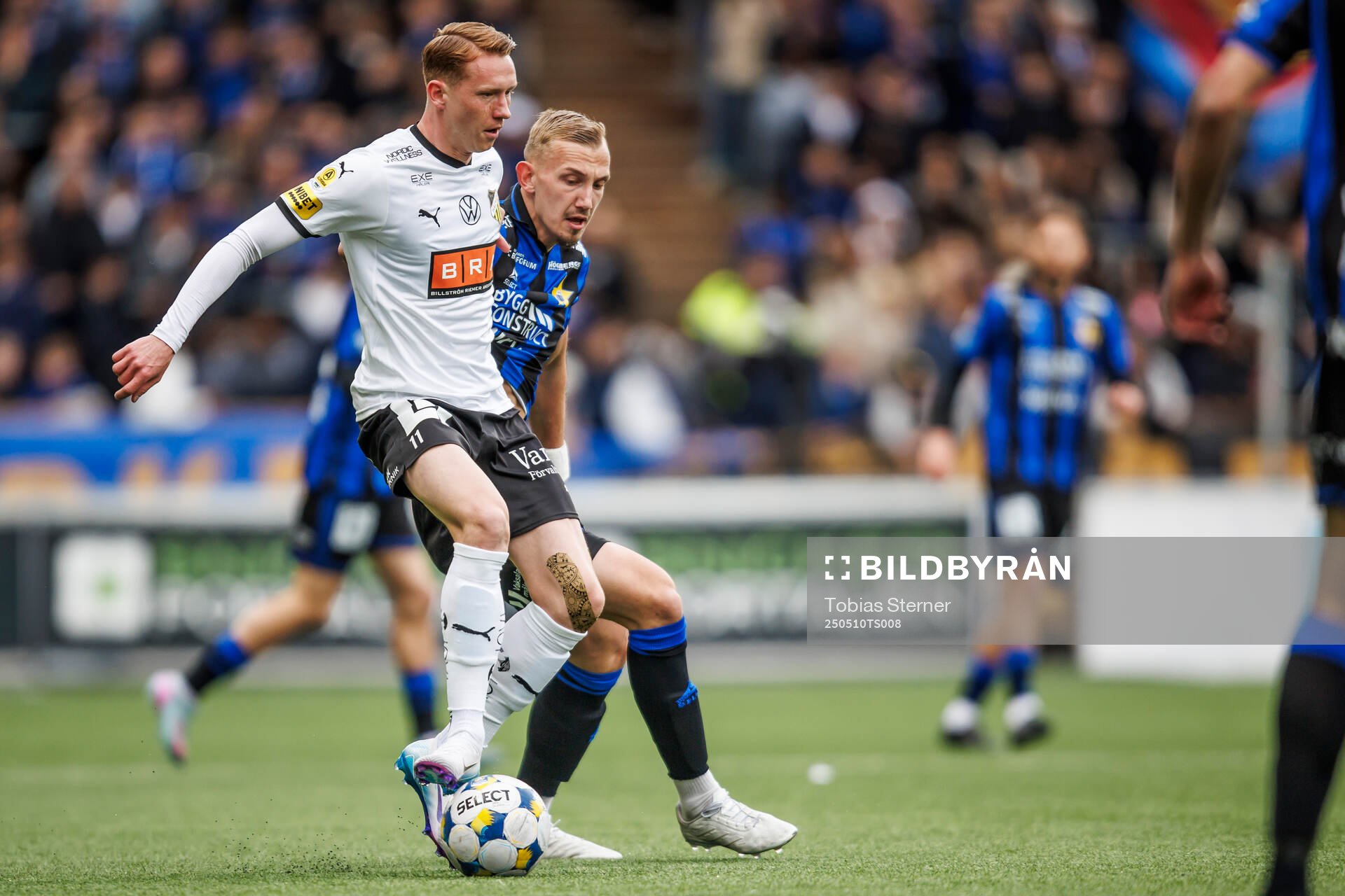 Häckens Julius Lindberg och Sirius Jakob Voelkerling Persson under fotbollsmatchen i Allsvenskan mellan Sirius och Häcken den 10 maj 2025 i Uppsala.