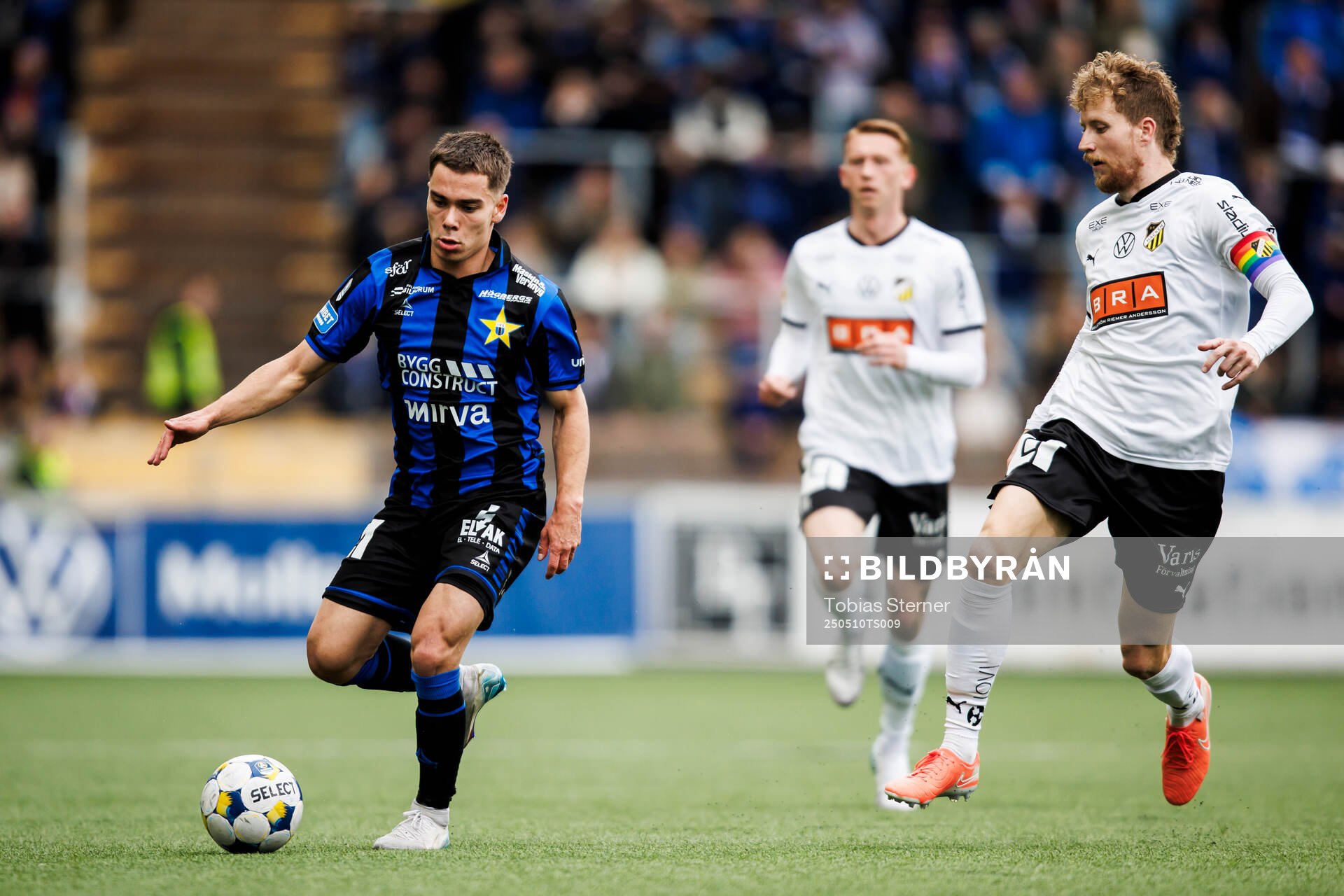 Sirius Leo Walta och Häckens Simon Gustafson under fotbollsmatchen i Allsvenskan mellan Sirius och Häcken den 10 maj 2025 i Uppsala. 
