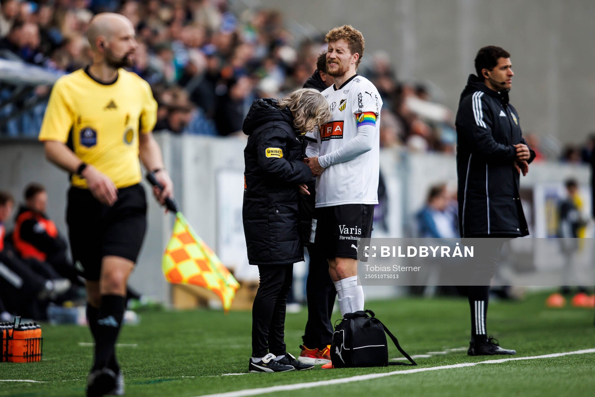 Häckens Simon Gustafson har ont under fotbollsmatchen i Allsvenskan mellan Sirius och Häcken den 10 maj 2025 i Uppsala. 