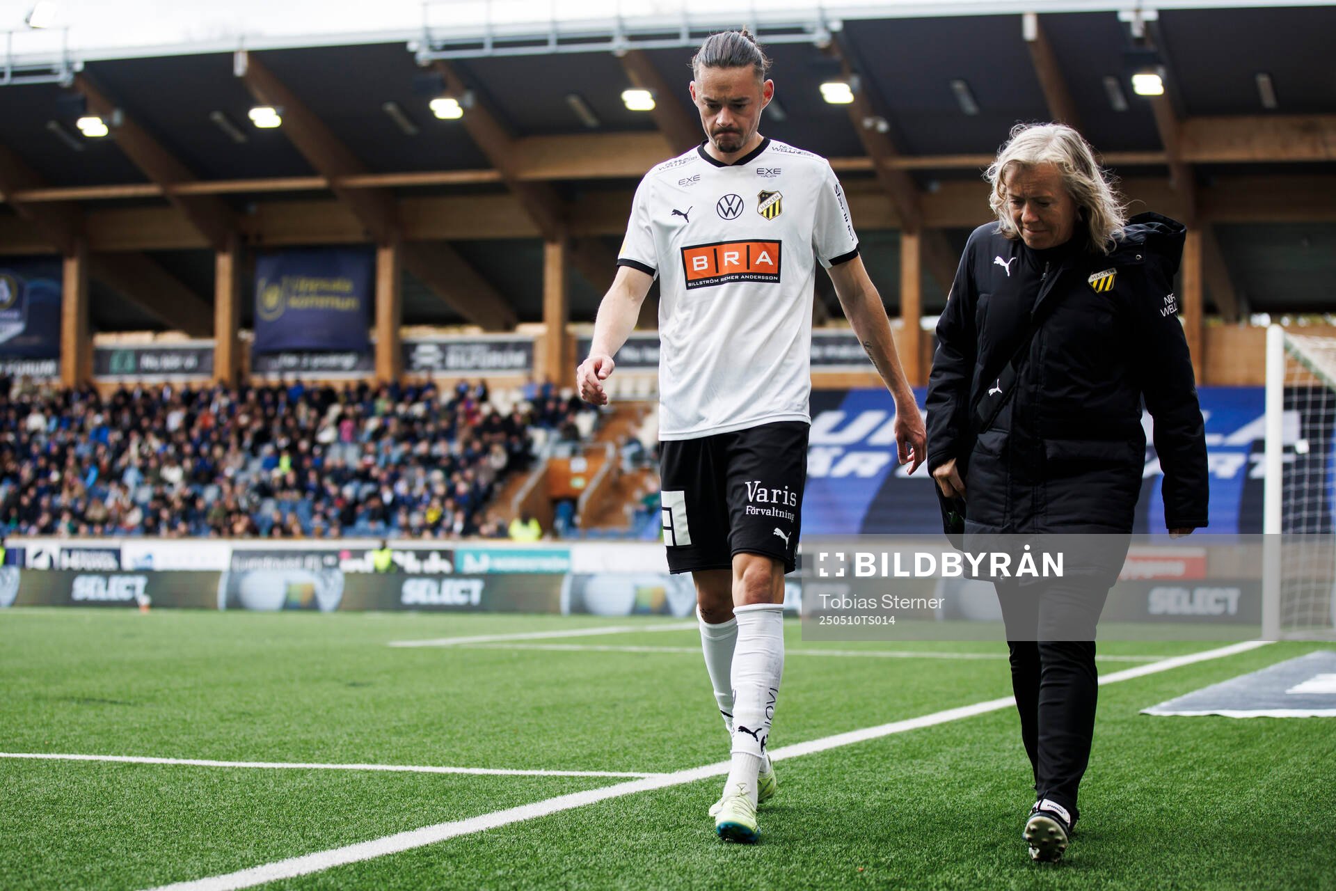 Häckens Amor Layouni har ont under fotbollsmatchen i Allsvenskan mellan Sirius och Häcken den 10 maj 2025 i Uppsala. 
