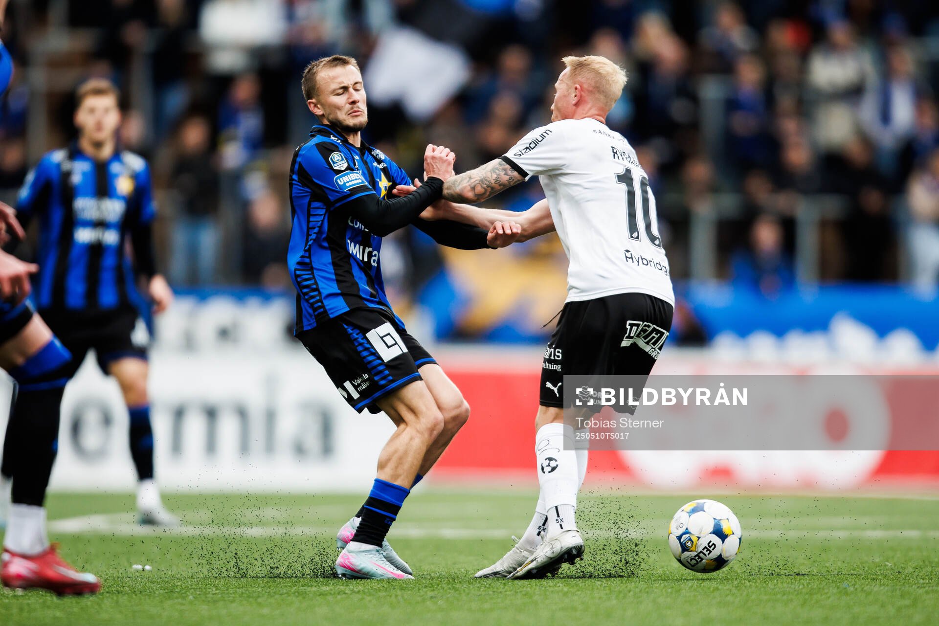 Sirius Melker Heier och Häckens Mikkel Rygaard Jensen under fotbollsmatchen i Allsvenskan mellan Sirius och Häcken den 10 maj 2025 i Uppsala.