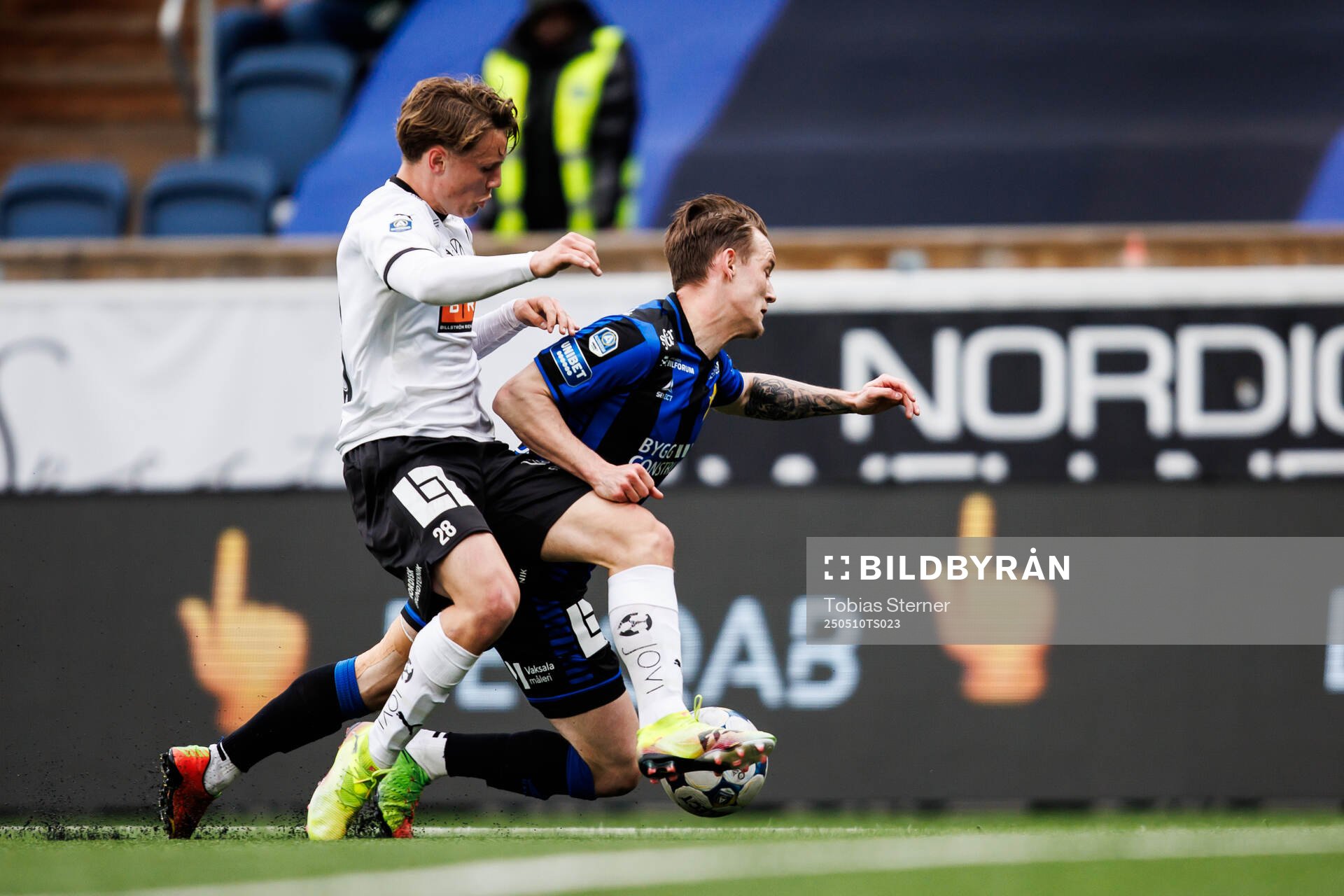 Häckens Filip Öhman och Sirius Noel Milleskog under fotbollsmatchen i Allsvenskan mellan Sirius och Häcken den 10 maj 2025 i Uppsala. 