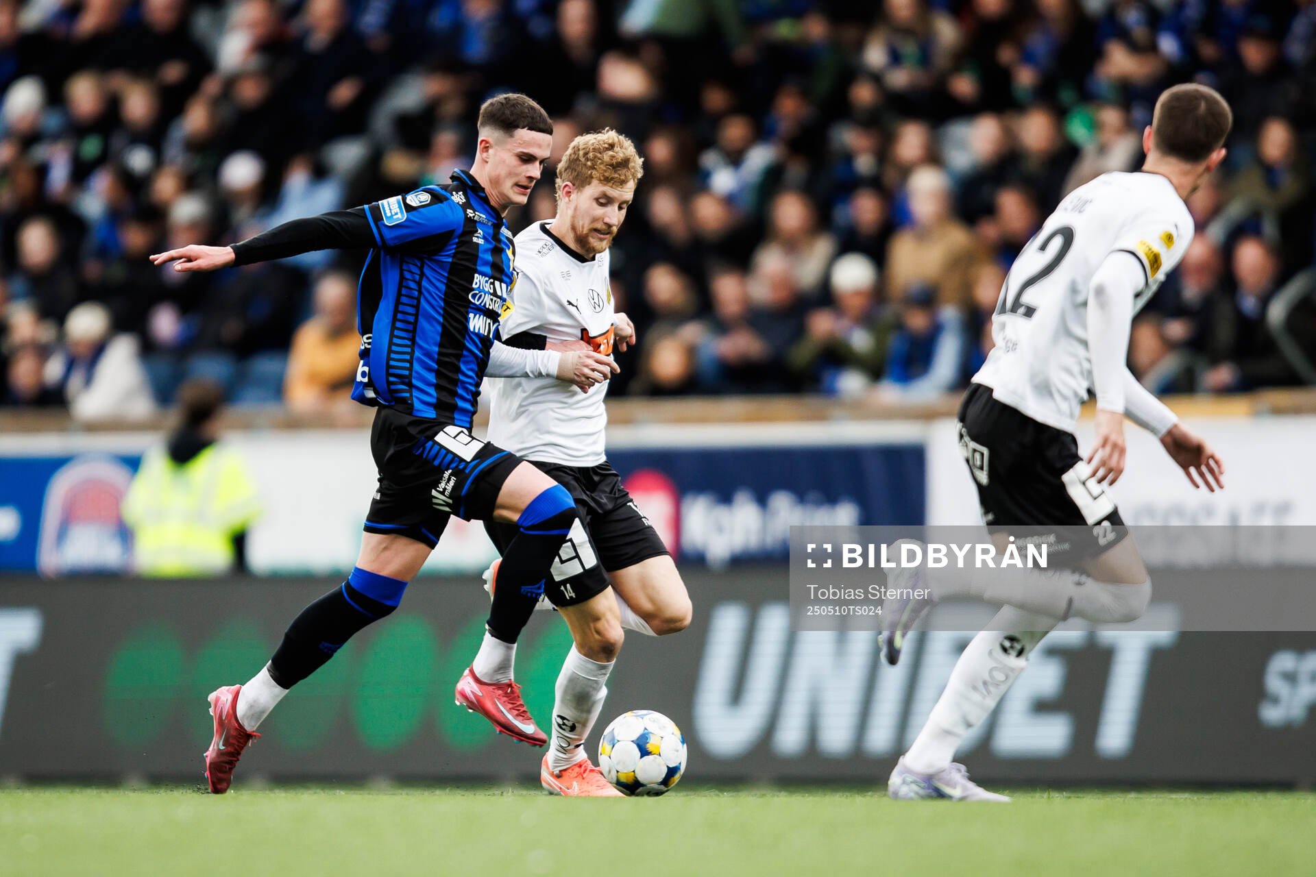 Sirius Robbie Ure och Häckens Simon Gustafson under fotbollsmatchen i Allsvenskan mellan Sirius och Häcken den 10 maj 2025 i Uppsala. 