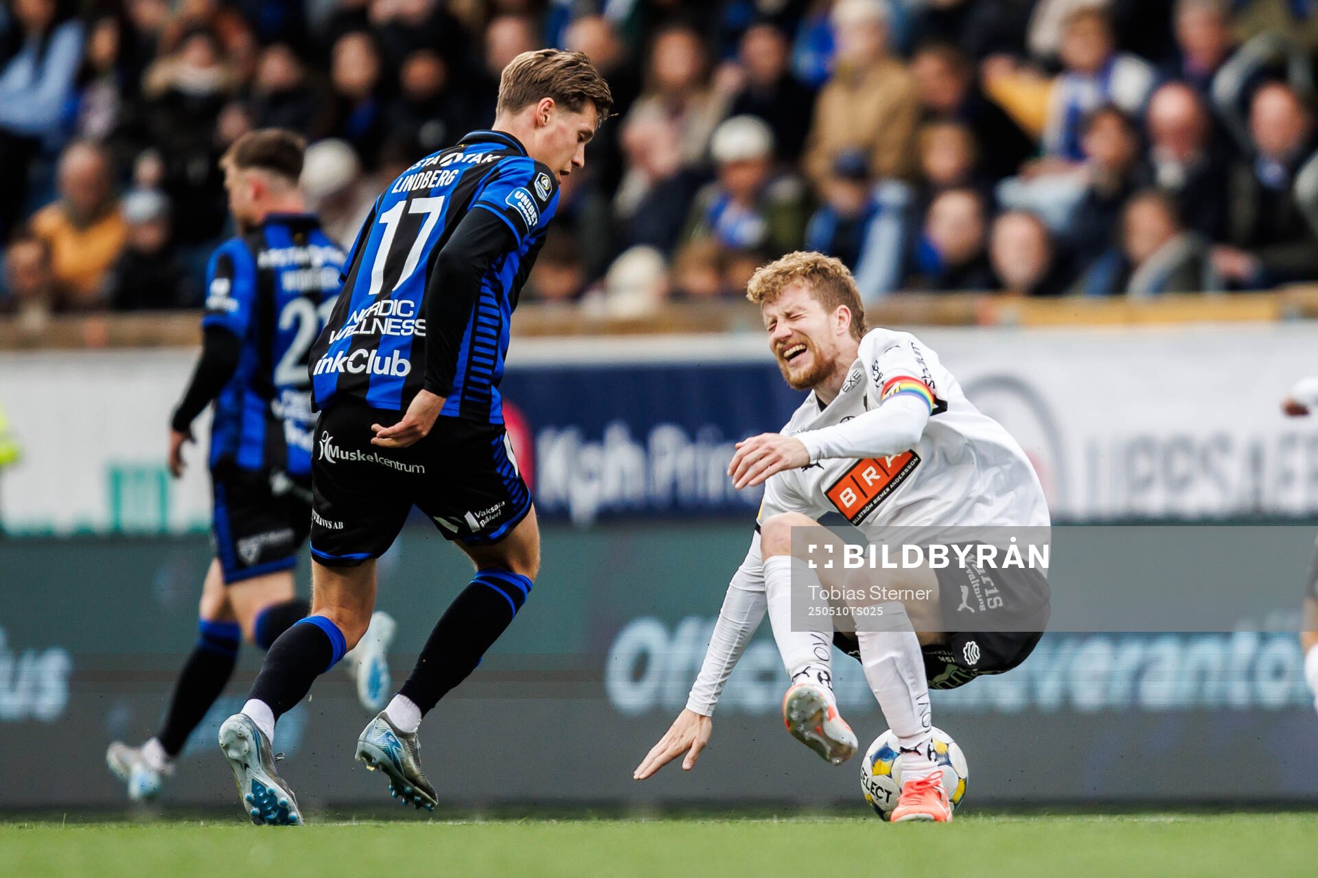 Sirius Marcus Lindberg och Häckens Simon Gustafson under fotbollsmatchen i Allsvenskan mellan Sirius och Häcken den 10 maj 2025 i Uppsala. 