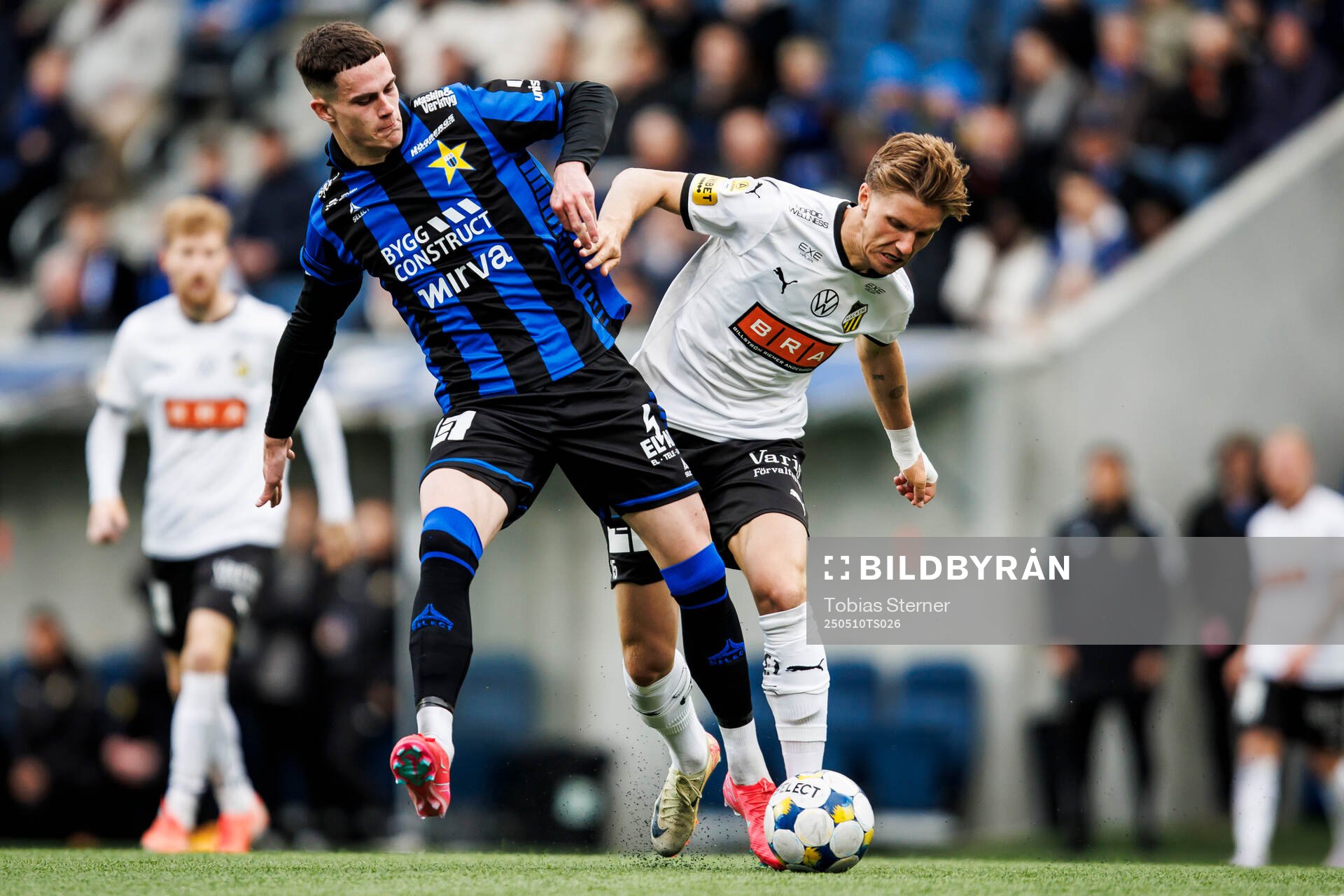Sirius Robbie Ure och Häckens Samuel Leach Holm under fotbollsmatchen i Allsvenskan mellan Sirius och Häcken den 10 maj 2025 i Uppsala. 
