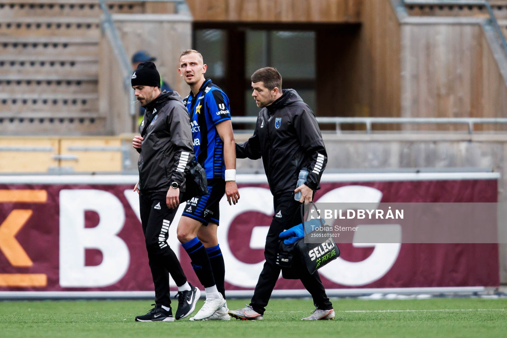 Sirius Jakob Voelkerling Persson har ont och får vård under fotbollsmatchen i Allsvenskan mellan Sirius och Häcken den 10 maj 2025 i Uppsala.