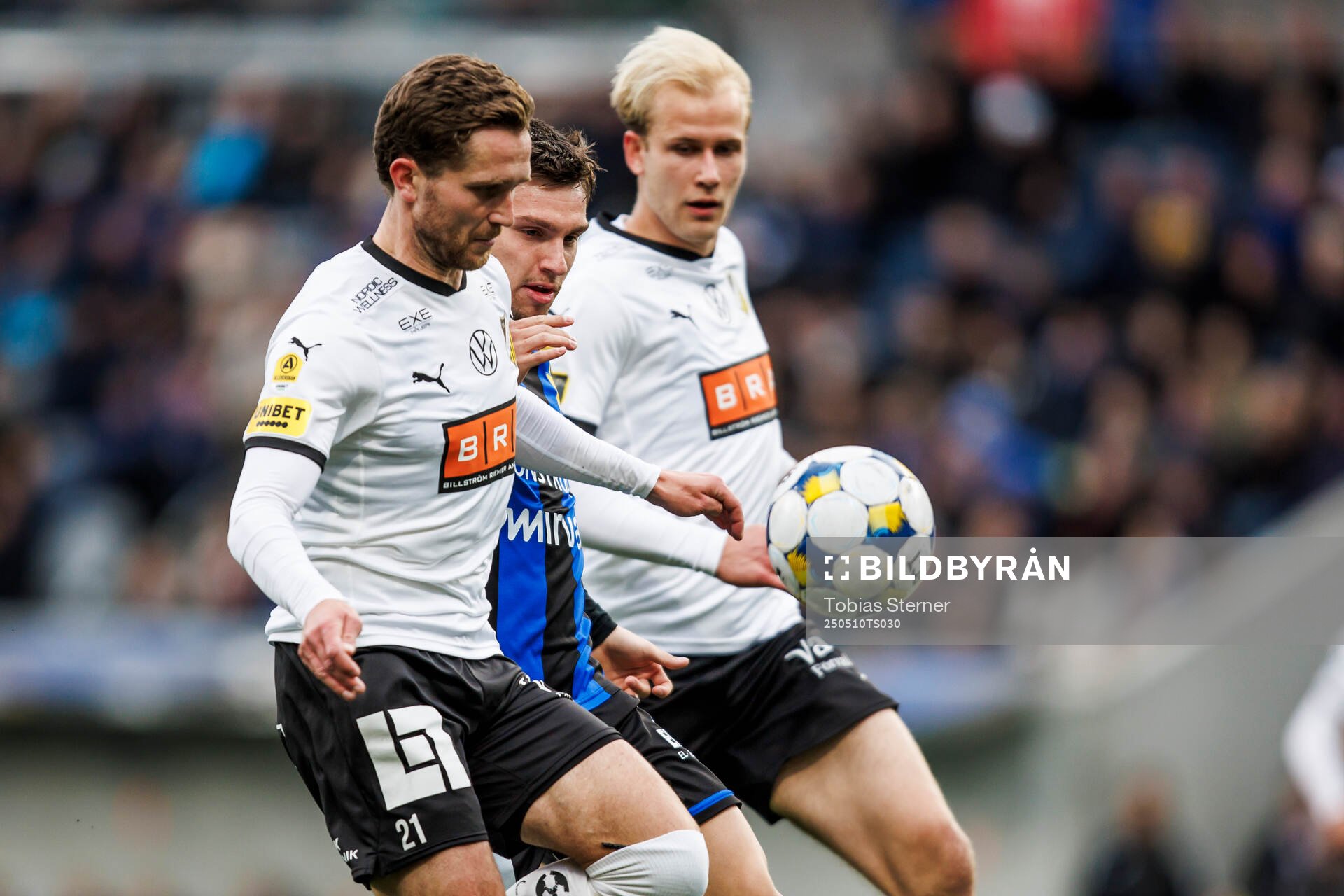 Häckens Adam Lundkvist och Harry Hilvenius mot Sirius Isak Bjerkebo under fotbollsmatchen i Allsvenskan mellan Sirius och Häcken den 10 maj 2025 i Uppsala.