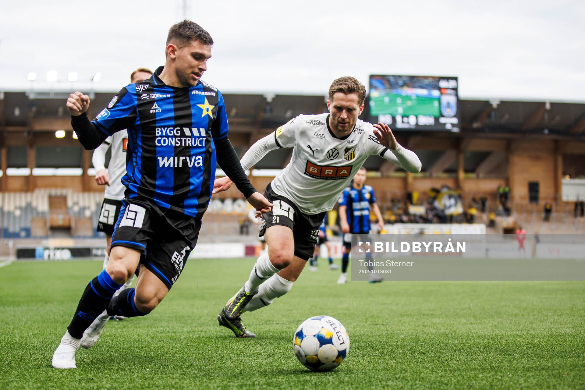 Sirius Isak Bjerkebo och Häckens Adam Lundkvist under fotbollsmatchen i Allsvenskan mellan Sirius och Häcken den 10 maj 2025 i Uppsala. 