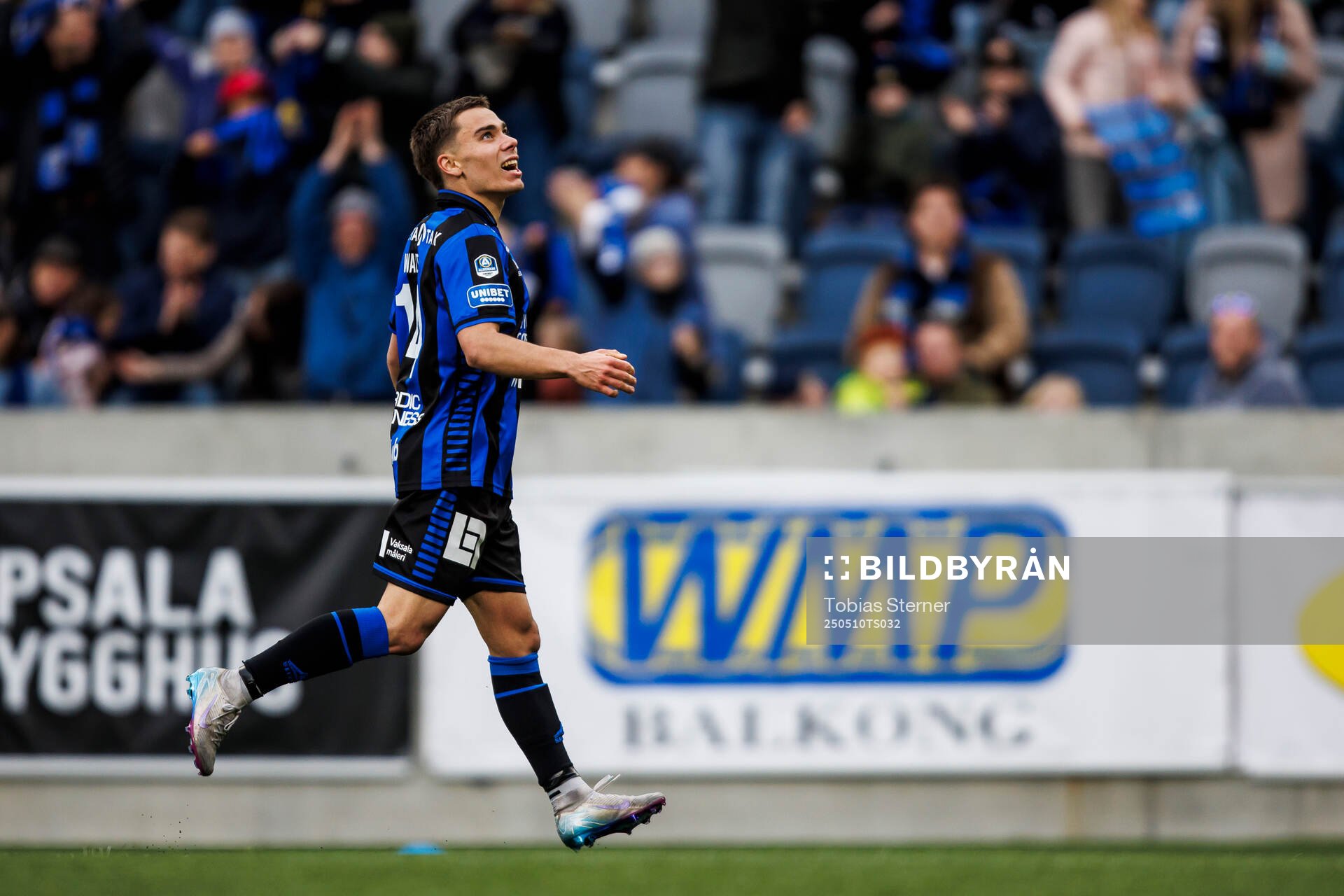 Sirius Leo Walta jublar efter 2-0 under fotbollsmatchen i Allsvenskan mellan Sirius och Häcken den 10 maj 2025 i Uppsala. 