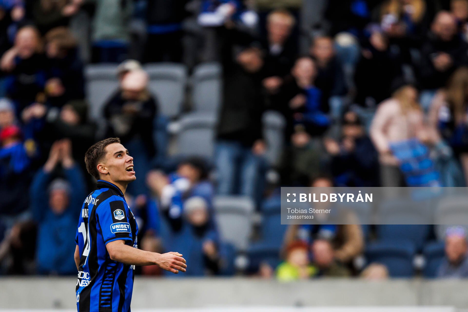 Sirius Leo Walta jublar efter 2-0 under fotbollsmatchen i Allsvenskan mellan Sirius och Häcken den 10 maj 2025 i Uppsala. 