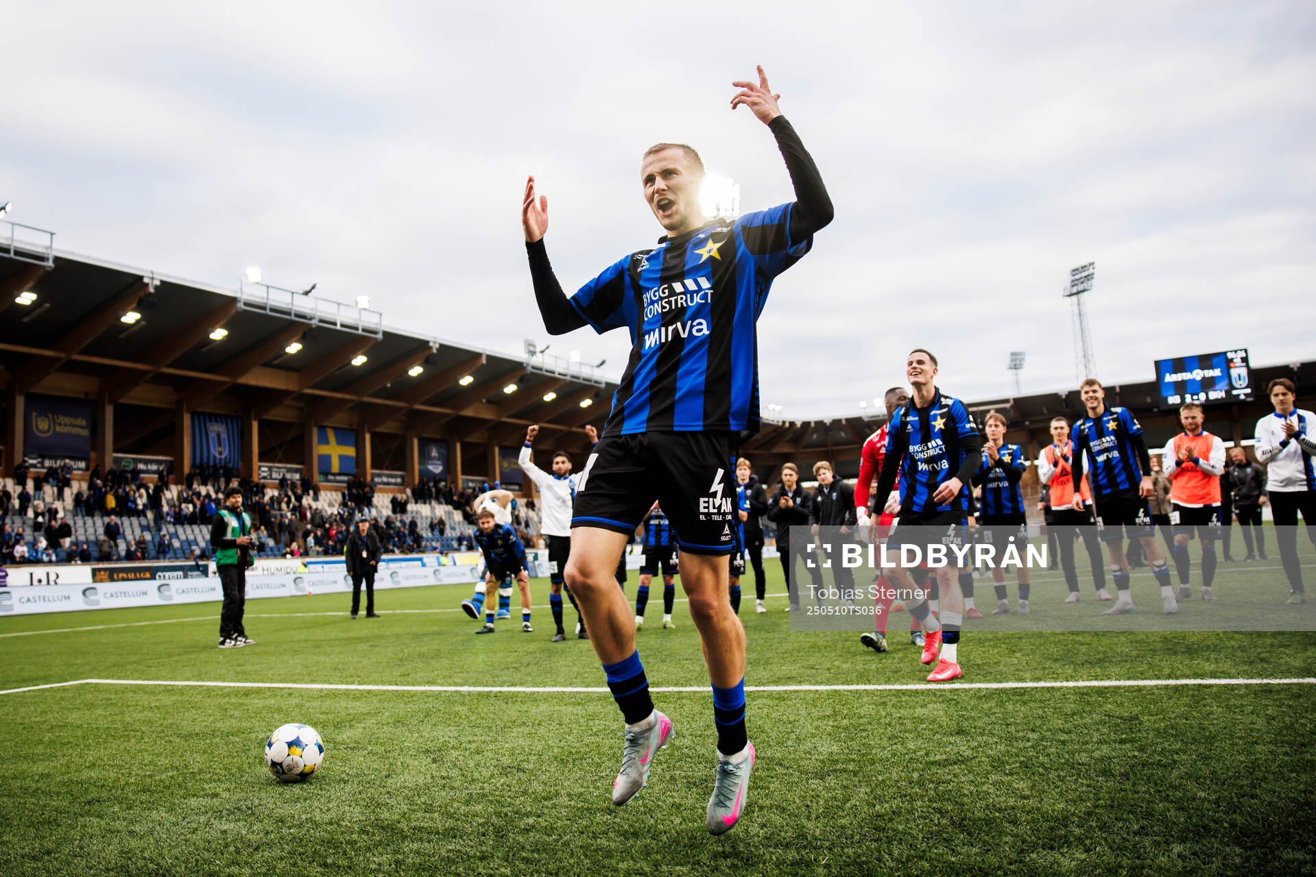 Sirius Melker Heier jublar efter fotbollsmatchen i Allsvenskan mellan Sirius och Häcken den 10 maj 2025 i Uppsala. 