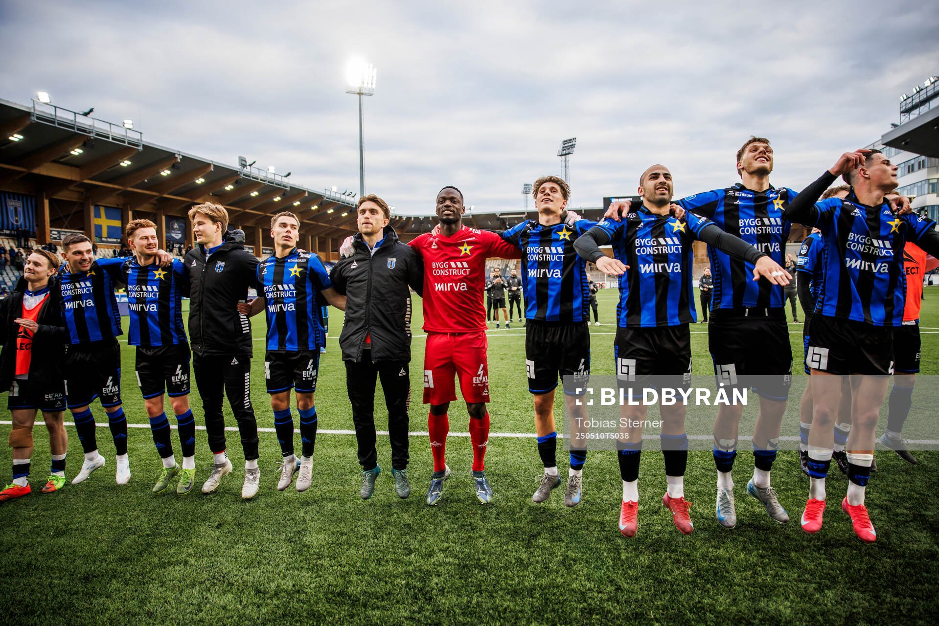 Sirius spelare jublar efter fotbollsmatchen i Allsvenskan mellan Sirius och Häcken den 10 maj 2025 i Uppsala. 