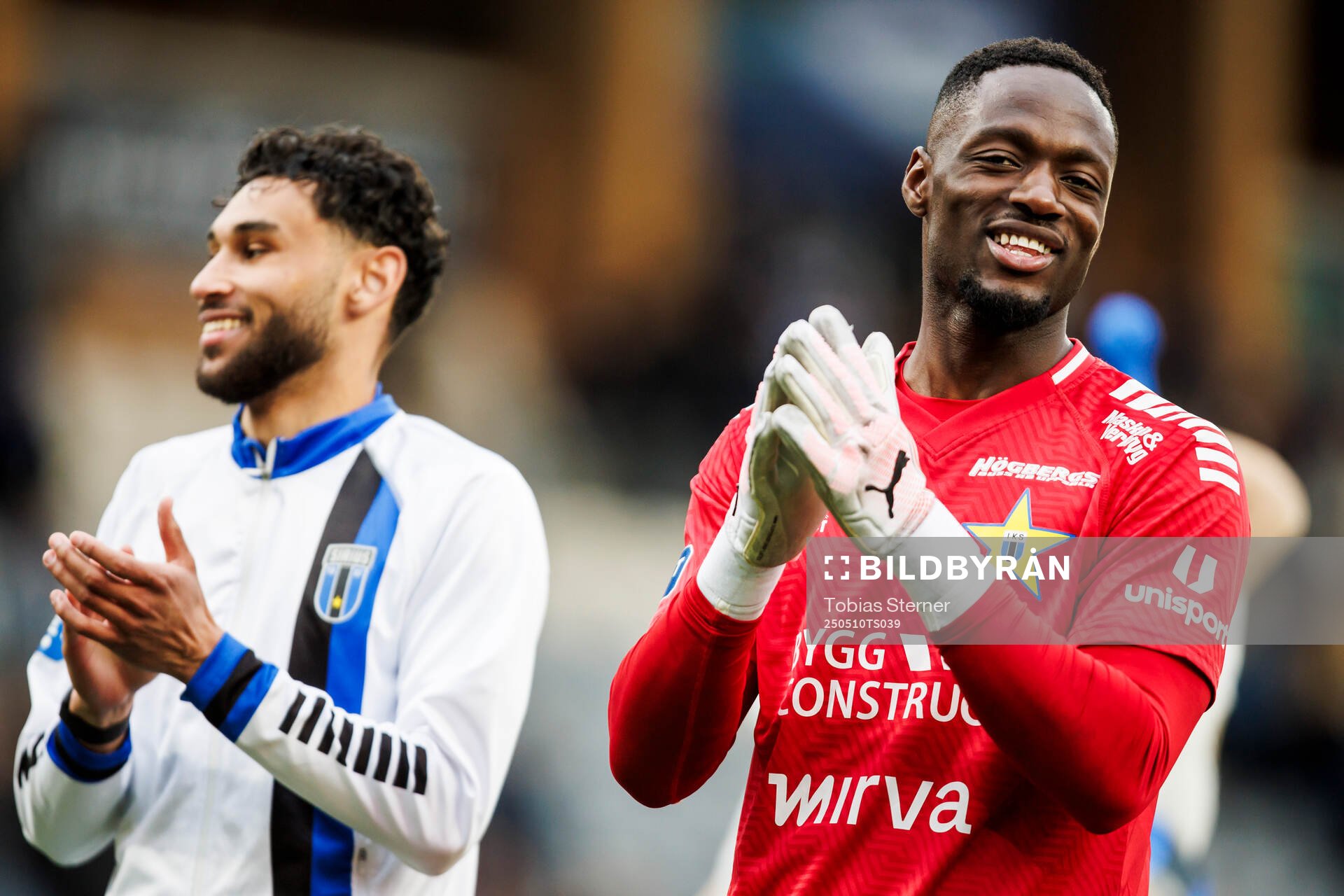 Sirius Joakim Persson och Ismael Diawara jublar efter fotbollsmatchen i Allsvenskan mellan Sirius och Häcken den 10 maj 2025 i Uppsala. 
