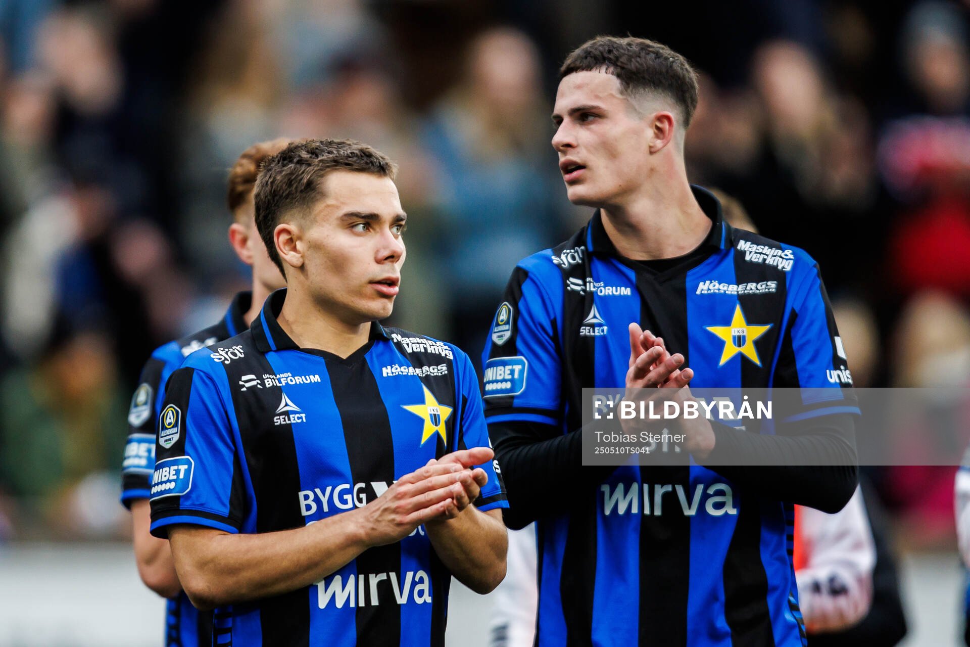 Sirius Leo Walta och Robbie Ure jublar efter fotbollsmatchen i Allsvenskan mellan Sirius och Häcken den 10 maj 2025 i Uppsala. 